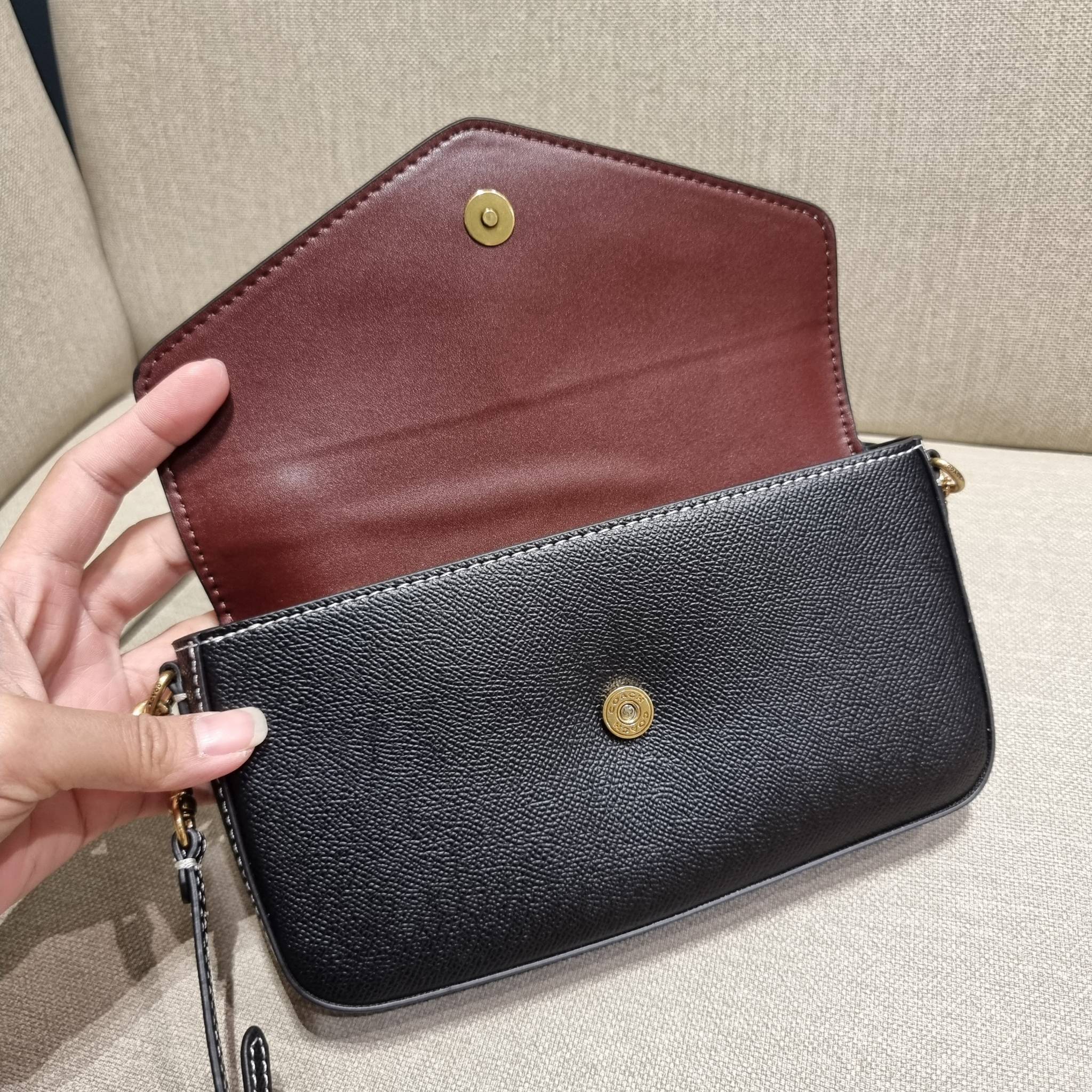 COACH C8439 WYNN CROSSBODY ใหม่ล่าสุด พร้อมเสิร์ฟความหรู ดูดีแบบน้อยแต่มาก กระเป๋าสะพายครอสบอดี้ ที่ซ่อนดีเทลดีงาม มีช่องเสียบบัตรแยกใช้ได้ หรือจะใส่ไว้ในกระเป๋า เพื่อแบ่งสัดส่วนให้ดูน่าใช้ วัสดุหนังวัวลายเกรน เส้นคมสวย เปิด-ปิดด้วยกระดุมแม่เหล็ก สะดวกใช้