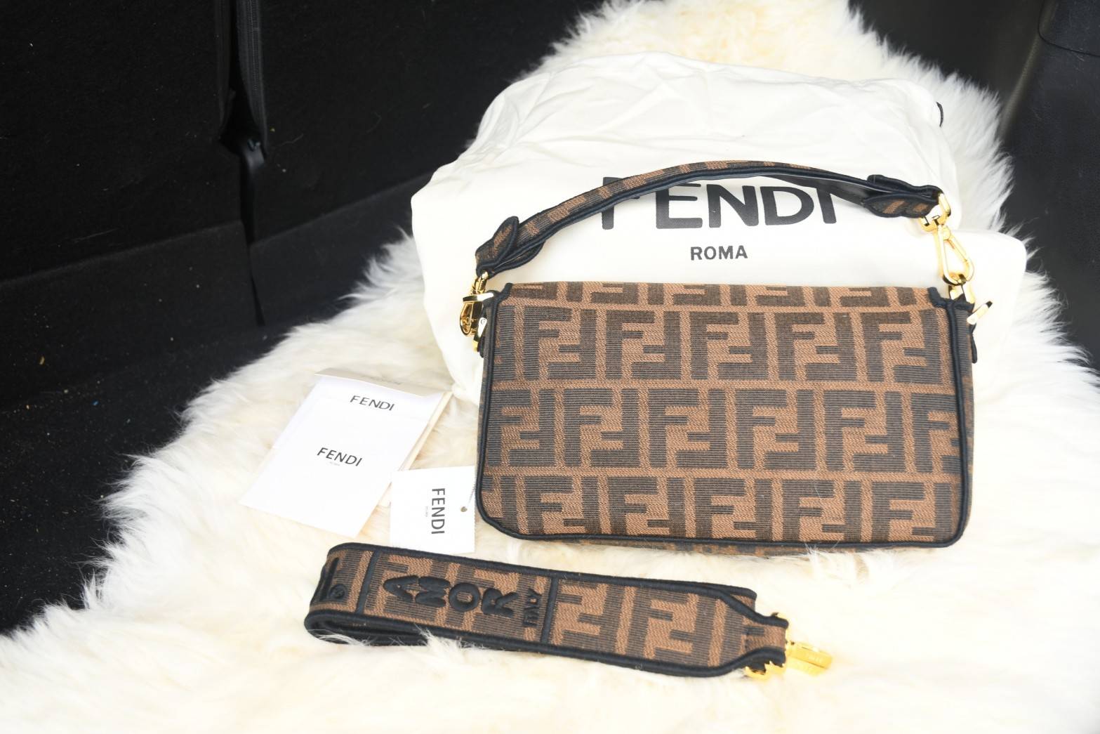 Fendi Baguette Brow Fabric bag กระเป๋าทรง Baguette ขนาดกลาง วัสดุ canvas ผ้าjacquard สีน้ำตาลพร้อมลวดลาย FF ขลิบด้วยลายปักสีดำโดดเด่นอะไหล่ทอง หรูหรา เปิด-ปิดด้วยตัวล็อคแม่เหล็ก มี1ช่องซิปด้านใน มี2สาย สายสั้นและสายยาว ถอดสายได้ สวยหรู ใบนี้ไม่ควรพลาดค่า