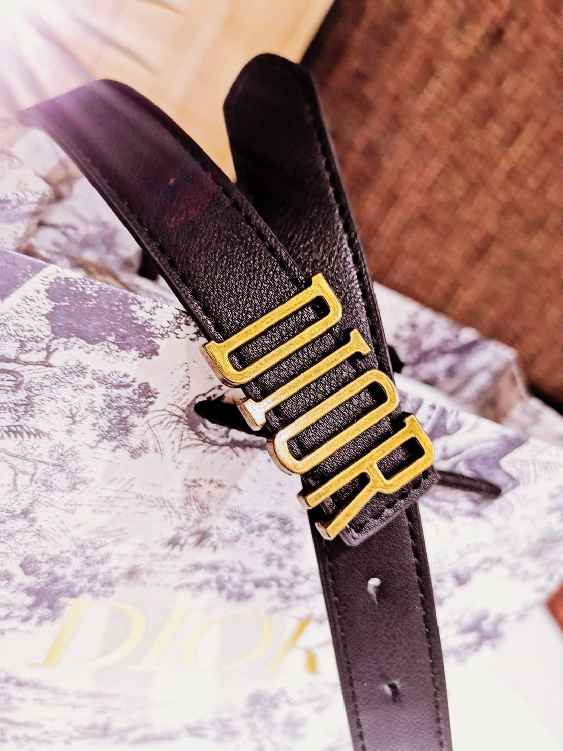 "Dior" Belts 3D Logo VIP Gift With Purchase GWP พรีเมี่ยมกิ๊ฟ Limited จาก Christian Dior Perfume Dutyfree Counter ดีไซน์สุดคลาสสิคหัวเข็มขัด Vintage วัสดุ 3D Gold Metal สายหนังแท้สีดำปรับระดับได้ Black & Gold เข้าได้กับทุกลุ๊คทุกสไตล์การเเต่งตัว