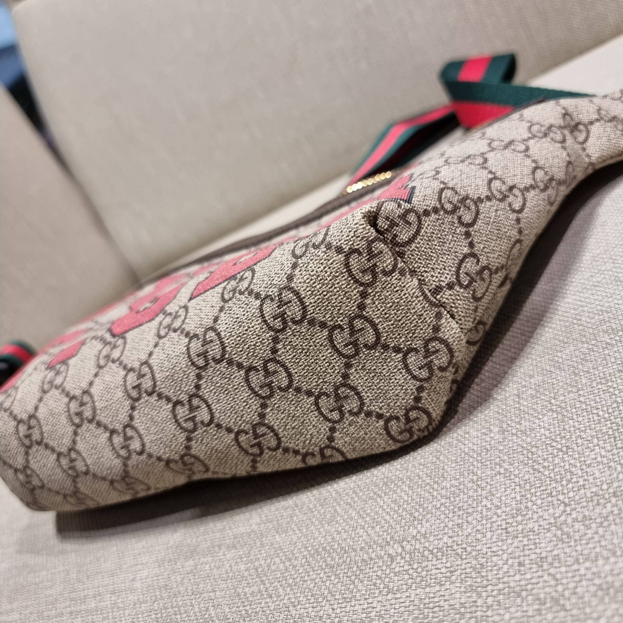 GUCCI BELT BAG ไอเท็มที่หนุ่มๆเรียกร้อง GC waist bag กระเป๋าคาดอก/คาดเอว คอลเลคชั่นฉลองปีเสือ โดดเด่นด้วยลายพรินท์จัมโบ้ ไม่เหมือนใคร วัสดุหนังแคนวาส เปิด-ปิดด้วยซิป ภายในแบ่งสัดส่วน มีช่องซิป และช่องย่อยให้อีก สายสะพายปรับได้ สายสปอร์ต สายแคมป์ปิ้ง หรือจ