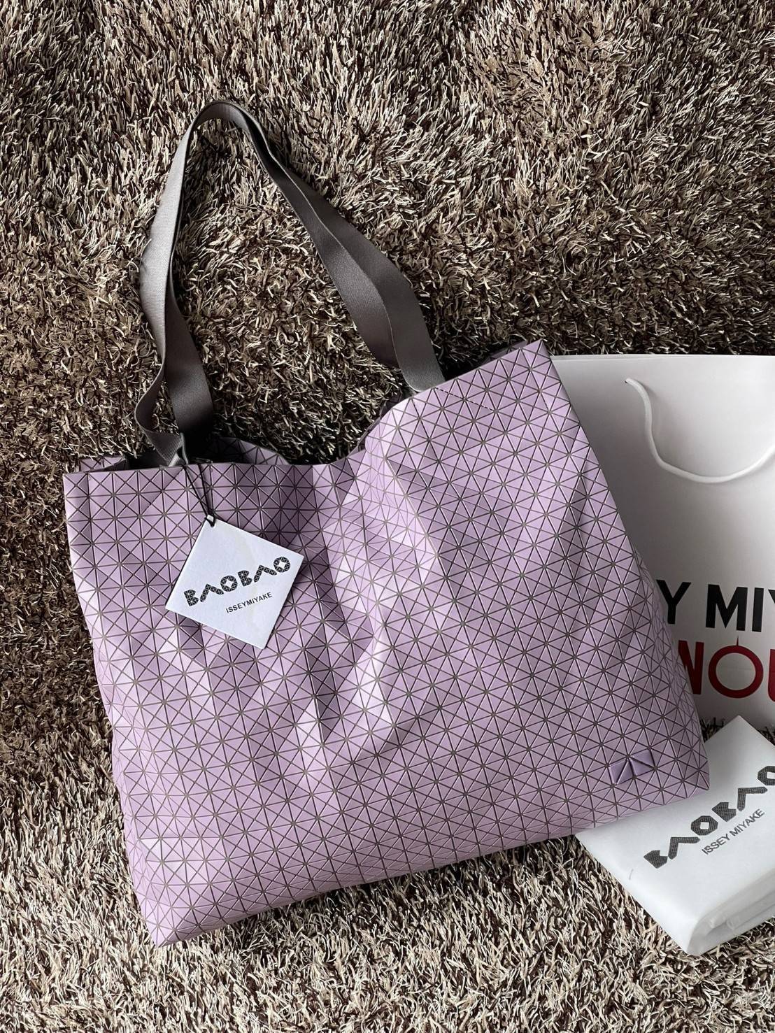 ORI 🥂 Baobao Issey Miyake Cart geometric tote bag / Miyake Cart Tote Bag รูปทรงที่สร้างขึ้นโดยบังเอิญ' เสื้อผ้าที่มีโครงสร้างและได้รับการออกแบบทางวิศวกรรมอันเป็นเอกลักษณ์ของแบรนด์ ส่งต่อไปยังเครื่องประดับที่น่าประทับใจและไร้กาลเวลาเหล่านี้ กร