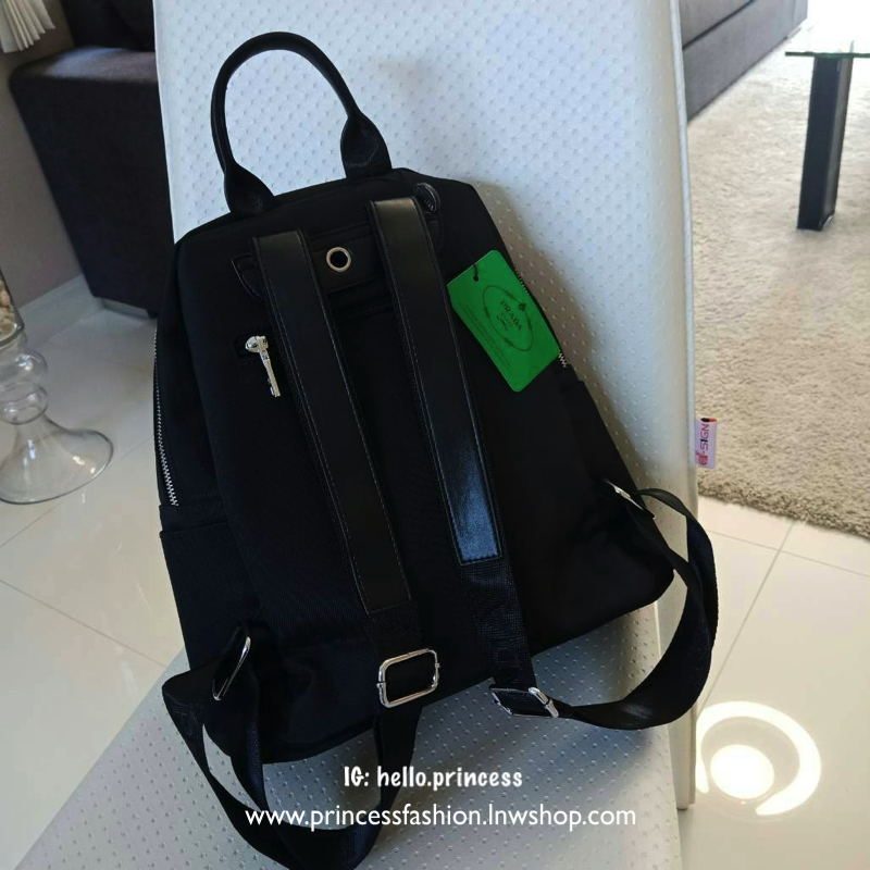 รุ่นใหม่พร้อมส่ง NEW!! PRADA NYLON BACKPACK กระเป๋าสะพายเป้ วัสดุทำจาก ผ้าPolyester คุณภาพดี สามารถกันน้ำได้ในระดับนึง เปิดปิดด้วยซิปจุของได้เยอะ สายสะพายหลังลายแบรนด์ สามารถปรับได้ฟรีด้านหน้ามีช่องซิป2ช่องใส่ของได้ ด้านในมีช่องแบ่งสามารถใส่มือถือได้ ใส่เ