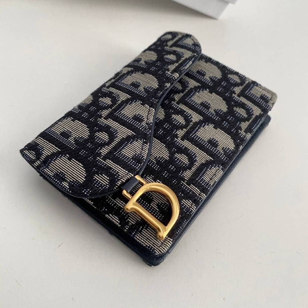 DIOR Wallet / DIOR SADDLE FLAP CARD HOLDER กระเป๋าใส่เหรียญใส่การ์ดงานหนังแท้และผ้าแจ็คการ์ด อะไหล่ทอง มาพร้อม กล่อง ถุงผ้า ถุงกระดาษ พร้อมส่งที่ไทย ภาพสินค้าถ่ายจากงานขายจริง ใช้งานต่างประเทศได้