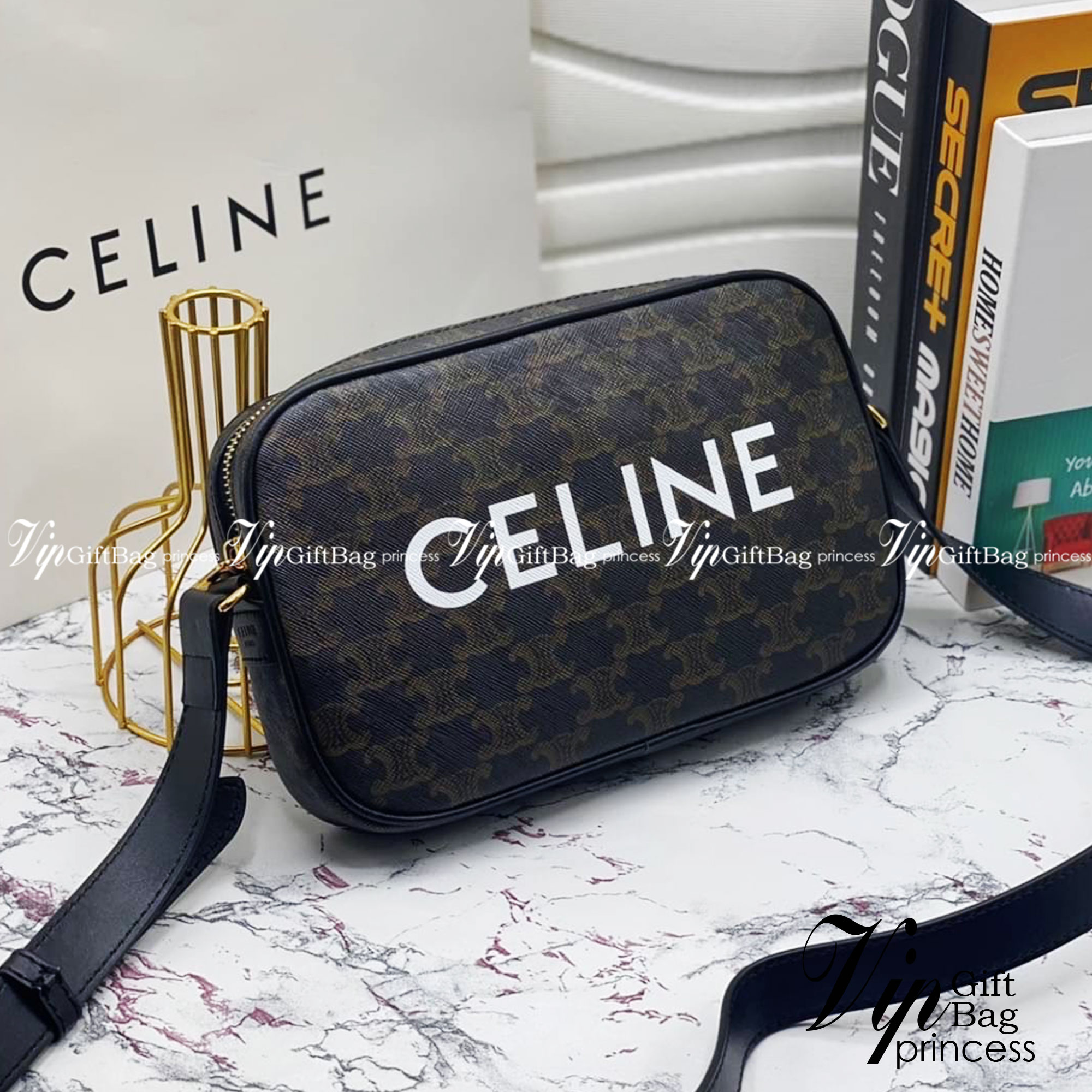 CELINE Medium Messenger Bag in Triomphe Canvas with Celine Print / Celine Camera Bag กระเป๋าทรงครอสบอดี้ ใช้ได้ทั้งชายหญิง ขนาดกลางกำลังดี น้ำหนักเบา