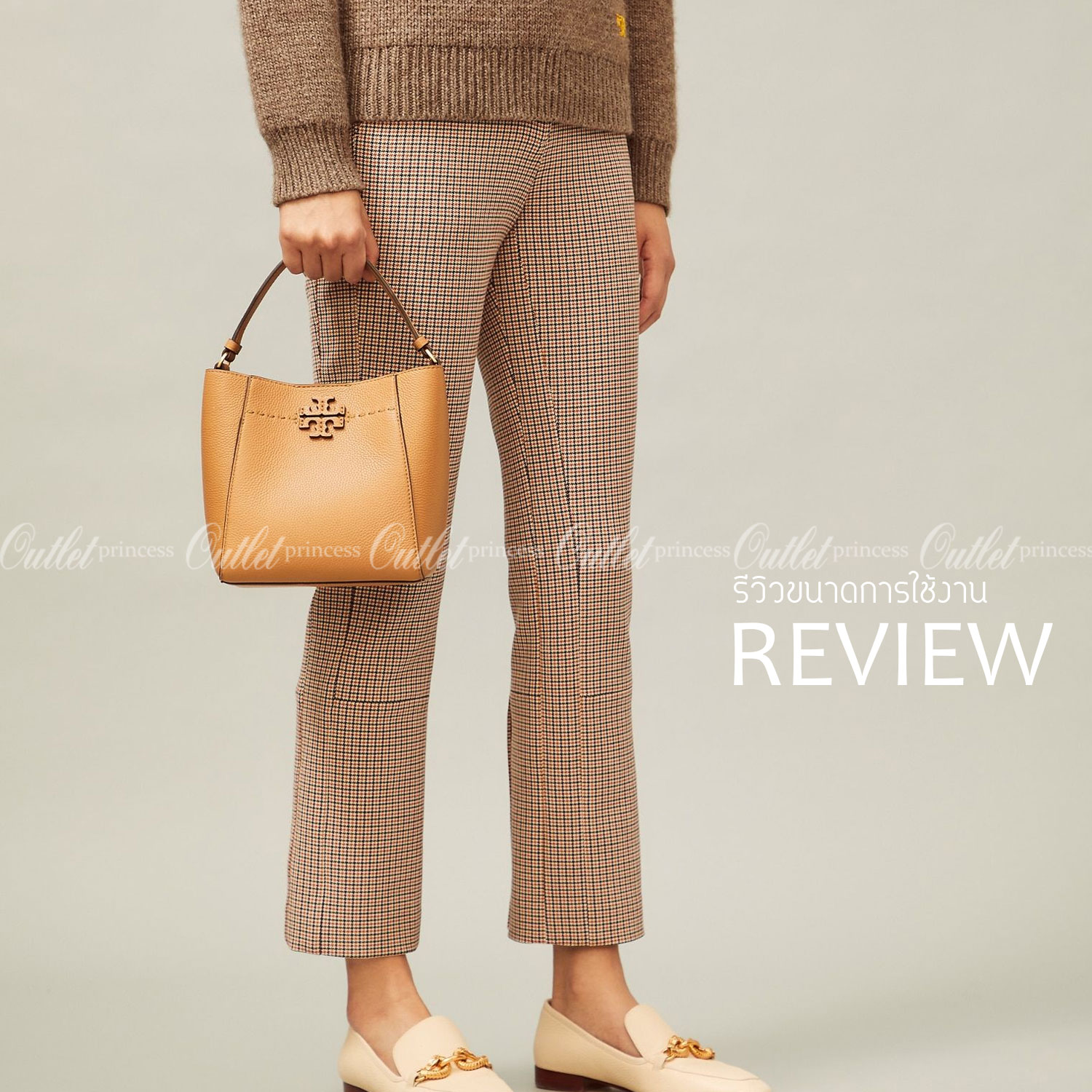 คอลเลคชั่นขายดี มากี่รอบๆ ก็หมดไวทุกรอบ!! TORY BURCH MCGRAW MINI BUCKET BAG กระเป๋าสะพาย และ ถือ คล้องแขน ทรงถัง สะพายได้ 2 ทรง ผลิตจากหนังแท้ หนังลูกวัว หนังนุ่ม หนังหอม น้ำหนักเบามากกก!! หนังลื่น นิ่มสวยมากๆ!! ด้านหน้าประดับโลโก้แบรนด์ ภายในโล่งกว้าง มี