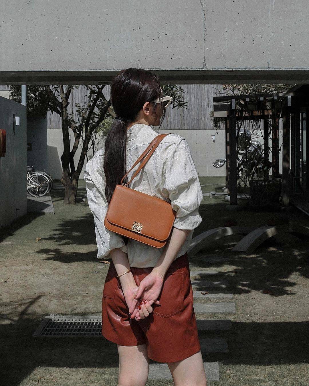 LOEWE CROSSBODYBAG VIP GIFT WITH PURCHASE (GWP) กระเป๋าสะพายพรีเมี่ยมกิ๊ฟ Limited Edition จากน้ำหอม LOEWE DUTY FREE วัสดุหนังแท้ Calf Leather หนังเรียบสวยอยู่ทรงดีไซน์สุดคลาสสิค เปิดปิดด้วยฝาปิดโลโก้แบรนด์อะไหล่ทองหรู ภายในมีช่องแบ่งหลายช่องแยกเป็นสัดส่วน