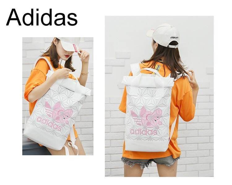 New!!! Adidas Peppa Roll Top 3D กระเป๋าสะพายหลังเนื้อ mate อย่างดี ด้านหน้าพิมโลโก้แบรนด์ พร้อมรูปหมู peppa limited สวย น่าใช้มากๆ เปิดกระเป๋าแบบกระดุม เปิดปิดแบบตีนตุ๊กแกม้วนพับ สายสะพายลดการเจ็บเมื่อยล้าได้เป็นอย่างดี ภายในโล่ง กว้างลึก ใส่ของจุทีเดียวค