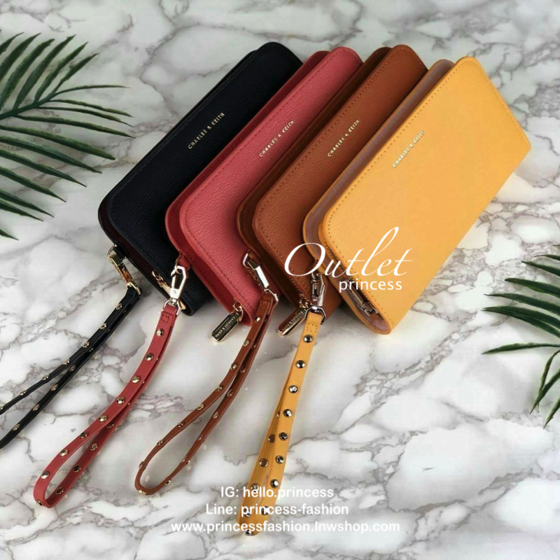 CHARLES & KEITH CLASSIC ZIP AROUND WALLET กระเป๋าเงินใบยาวซิปรอบ มีสายคล้องมีสีเข้ากระเป๋า 1 เส้น ใช้งานง่ายมากๆ คล้องมือก็เก๋ ด้านหน้าปั๊มโลโก้แบรนด์ เปิดปิดด้วยซิปรอบ ที่สายคล้องมือแต่งหมุดสีสวยเด่น ถอดสายได้ จุบัตรได้ 12 ใบ มีช่องซิปใส่เหรียญและช่องใส่