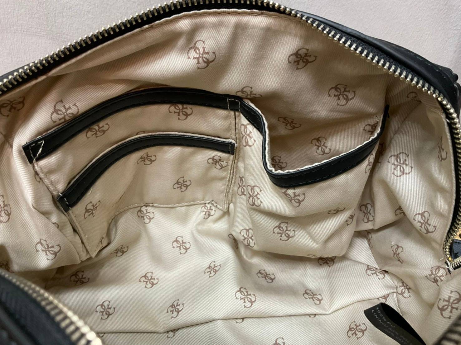 Guess Handbag with Small Shoulder Strap Tyren SG796605 New collection!! Guess ทรงหมอน ขนาดเล็ก ลายซิกเนเจอร์แบรนด์ ทรงหมอนยอดฮิต มีให้เลือก 5 สี สีสวยคลาสสิก เข้ากับง่ายกับทุกชุด ปิด/เปิด ด้วยซิป ภายในโล่งกว้าง แยกเป็นสัดส่วนใช้งาน ซับในตราแบรนด์ ใส่กระเป