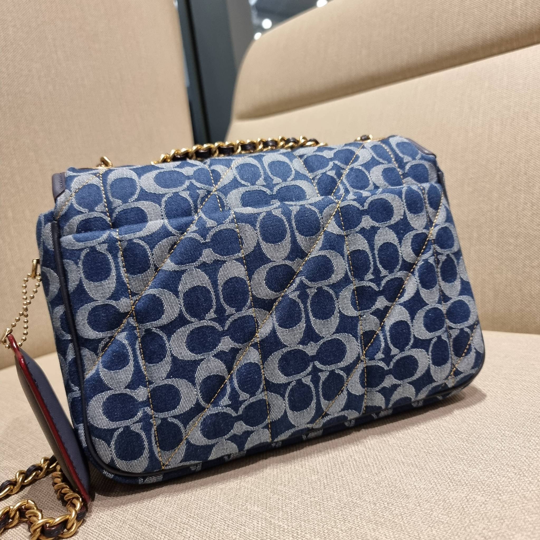 COACH CA104 PILLOW MADISON SHOULDER BAG IN SIGNATURE DENIM WITH QUILTING หรูหราที่หนึ่งต้องยกให้เลย กับไอเท็มนี้ กระเป๋าสะพายดีไซน์สุดล้ำ เดินเส้นสวยคม วัสดุผ้าเดนิม สวยเฉียบ ดูแพง เปิด-ปิดด้วยตัวบิดล็อค ใช้งานสะดวก ด้านหลังมีช่องเก็บของจุกจิกได้ ภายในแบ่