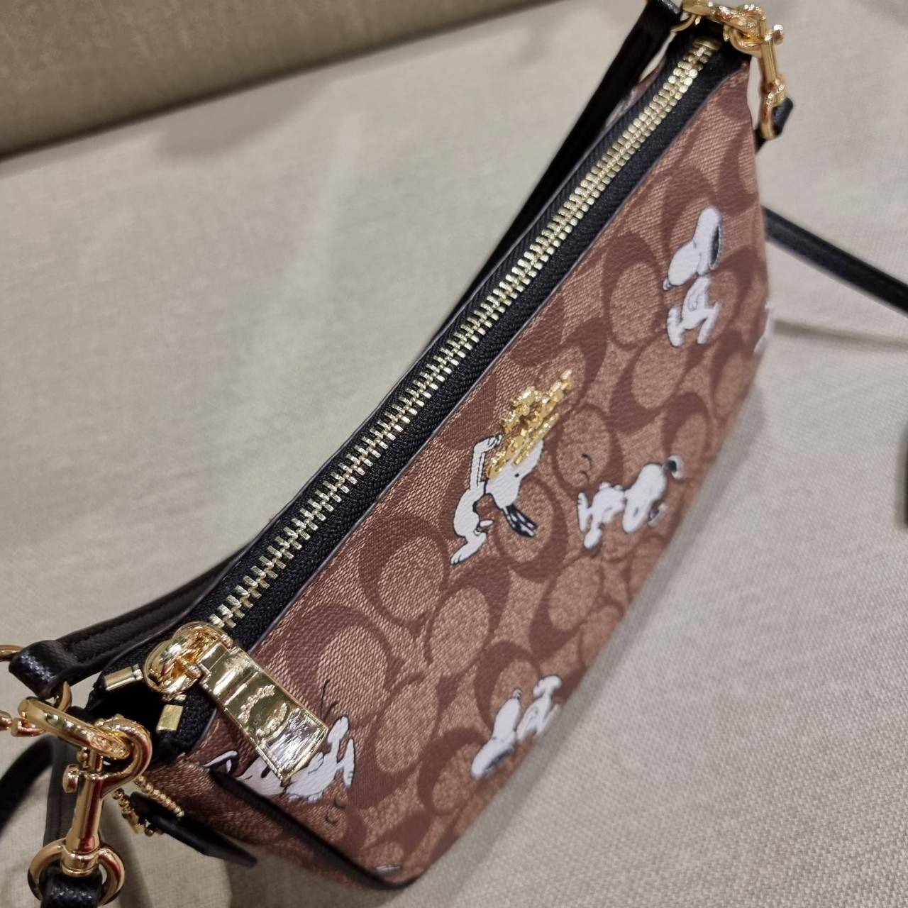 OUTLET 】COACH F36674 TOP HANDLE POUCH IN SIGNATURE WITH SNOOPY PRINT คอลเลคชั่นใหม่ ในสไตล์พอช มาให้ช้อปก่อนใครในไทยจ้า น่ารักน่าใช้ไปอีกกับกระเป๋าสะพายทรงฮิตตลอดกาล ด้วยดีไซน์ที่ออกมาให้ใช้งานได้ง่าย ขนาดกำลังเหมาะ วัสดุแคนวาสทนทาน ดีไปหมดขนาดนี้!! คุณลู