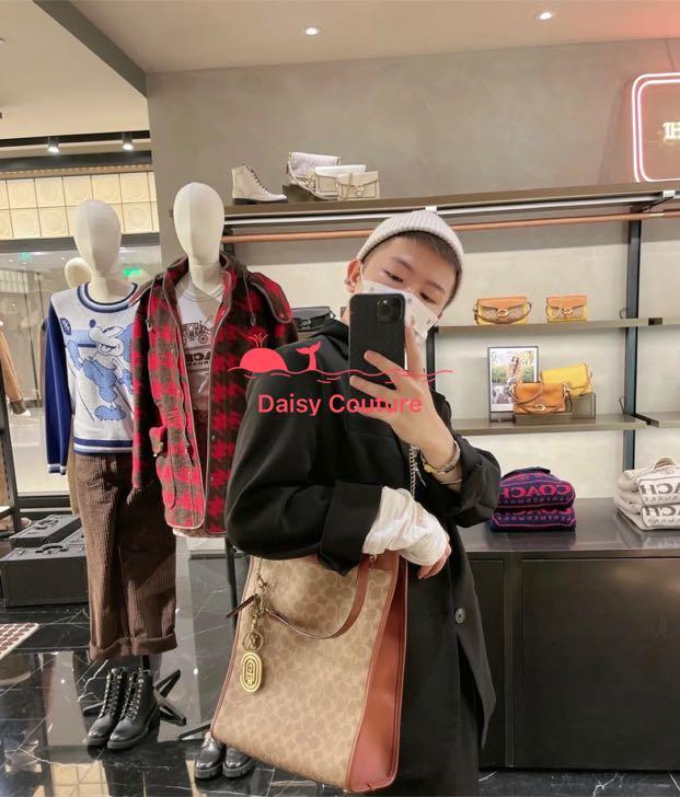 Coach women totes bag C6620 คอลเลคชั่นใหม่ล่าสุด กระเป๋าสะพายทรงโท้ท ดีไซน์คลาสสิคใช้งานได้บ่อยหลากหลายโอกาส ภายในกระเป๋าเป็นช่องโล่ง ใส่ของสำคัญได้ครบ สายสะพายหนังสลับโซ่ อัพความหรูไปอีก สะพายใบนี้บอกเลยว่าไม่ซ้ำใคร ถ่ายรูปสวย ไปเที่ยวคาเฟ่ชิคๆ รับรองได้