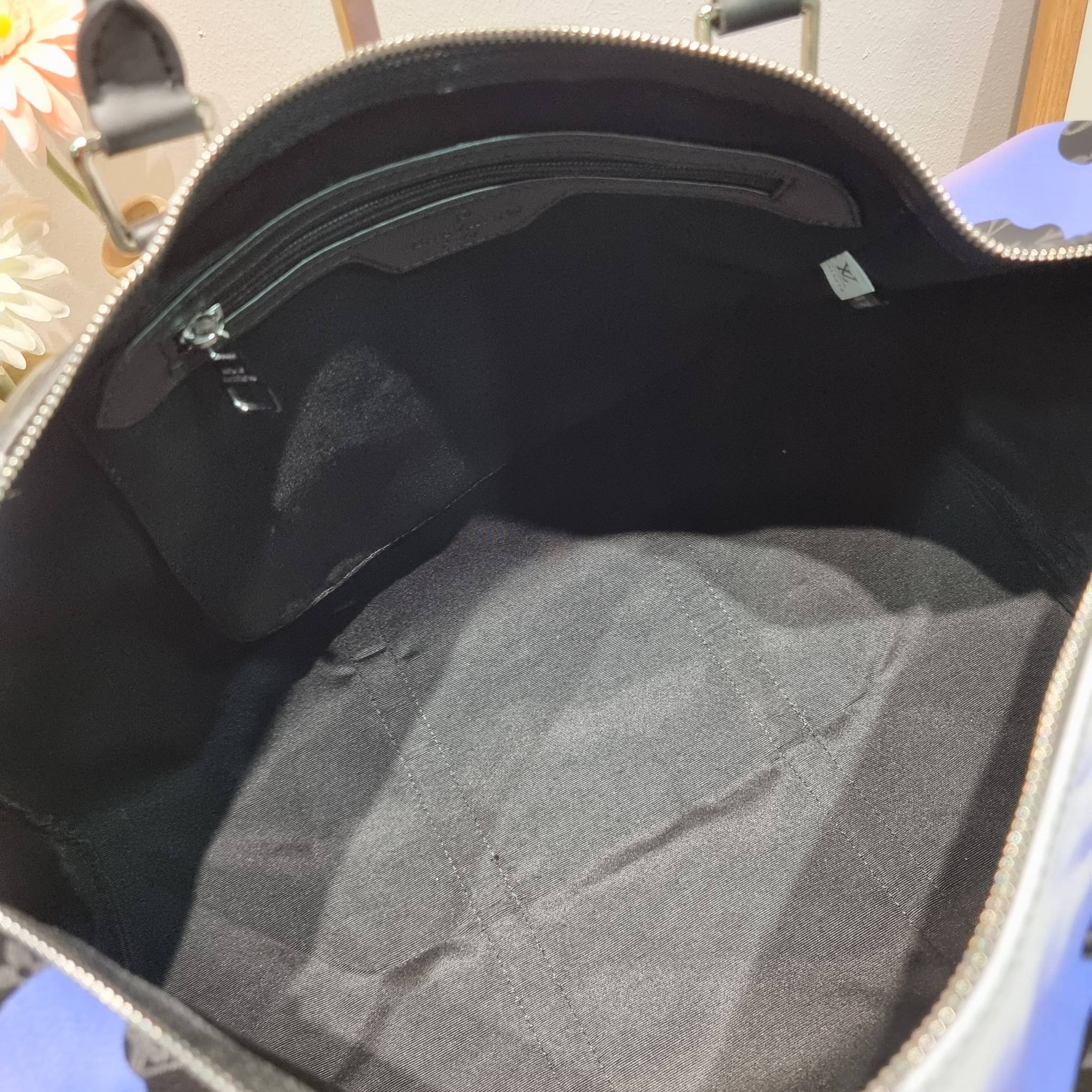 LV KEEPALL 45B BAG กระเป๋าเดินทางสุดคลาสสิค KEEPALL BANDOULIERE MONOGRAM ECLIPSE REVERSE MULTICOLOR สะท้อนแรงบันดาลใจจากคอลเล็คชั่น “Room with a View” สำหรับสิ้นปี 2022 ทึ่ใครๆก็เฝ้ารอ ไอเท็มที่จะทำให้การเดินทางไม่ธรรมดาอีกต่อไป ด้วยดีเทลความเป็นเอกลักษณ์