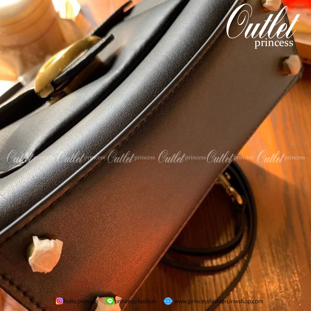 COACH TABBY TOP HANDLE 20 LEATHER BAG 💋กลับมาอีกครั้งตามคำเรียกร้องค่ะ!! กระเป๋าถือ//สะพายข้างได้ วัสดุหนังแท้อย่างดี หนึ่งใบทำหนัง2แบบได้อย่างลงตัว สวยงาม มีอะไหล่ตัวC ใหญ่ด้านหน้าโดดเด่นหรูมากๆค่ะ