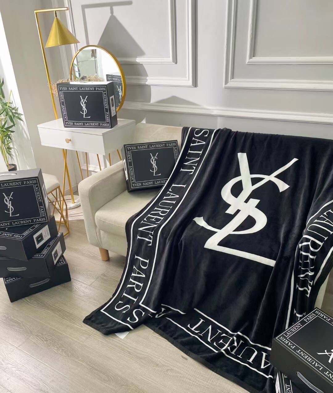 VIP GIFT 】Best Gift! พร้อมกล่อง Yves Saint Laurent Blanket ไอเท็มแนะนำ ผ้าห่มนุ่มนิ่ม ขนปุยๆๆ สบายผิวมาก เนื้อผ้านิ่มฟูนุ่มใช้ได้ทุกโอกาส ขนาดกำลังดี พกพาสะดวก สามารถพกไว้ใช้ในรถ ใช้ในออฟฟิศได้ จะซื้อใช้เองหรือมอบเป็นของขวัญก็ดูดีพร้อมส่งที่ไทย ราคาสุดคุ้