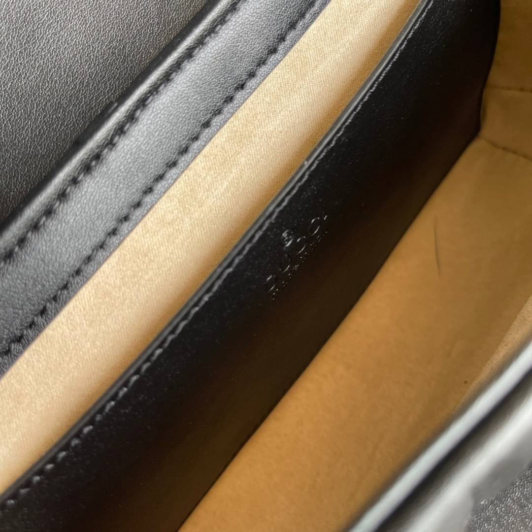 หนังแท้ GUCCI GG Marmont leather shoulder bag แบบใหม่ล่าสุด ราคานี้หนังแท้คือคุ้มมากเลยค่าสาวๆ ต้องจัดแล้วน้าา ยกระดับความหรูให้กับตัวเองกันหน่อย ด้วยกระเป๋ารุ่นนี้!! ครอสบอดี้ที่ดีไซน์หรู อัพเลเวล ในราคาที่จับต้องได้ พร้อมเสิร์ฟความสวยตรงถึงบ้านแล้วจ้า