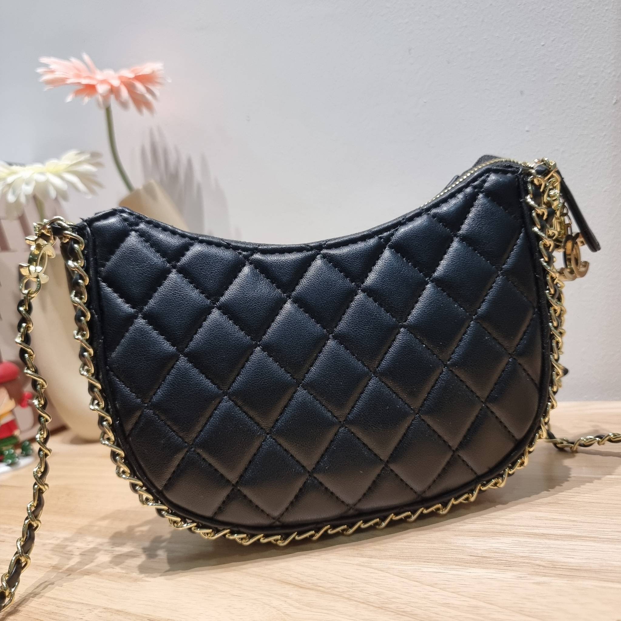 Chanel small hobo bag ใหม่ล่าสุดคอล 2023 กับกระเป๋าสะพายทรงโฮโบ ที่มีลูกเล่นให้สาวๆได้ใช้ไม่มีเบื่อ มีอะไหล่เกี่ยวปรับทรงได้ ดีไซน์โซ่ตกแต่งรอบตัว