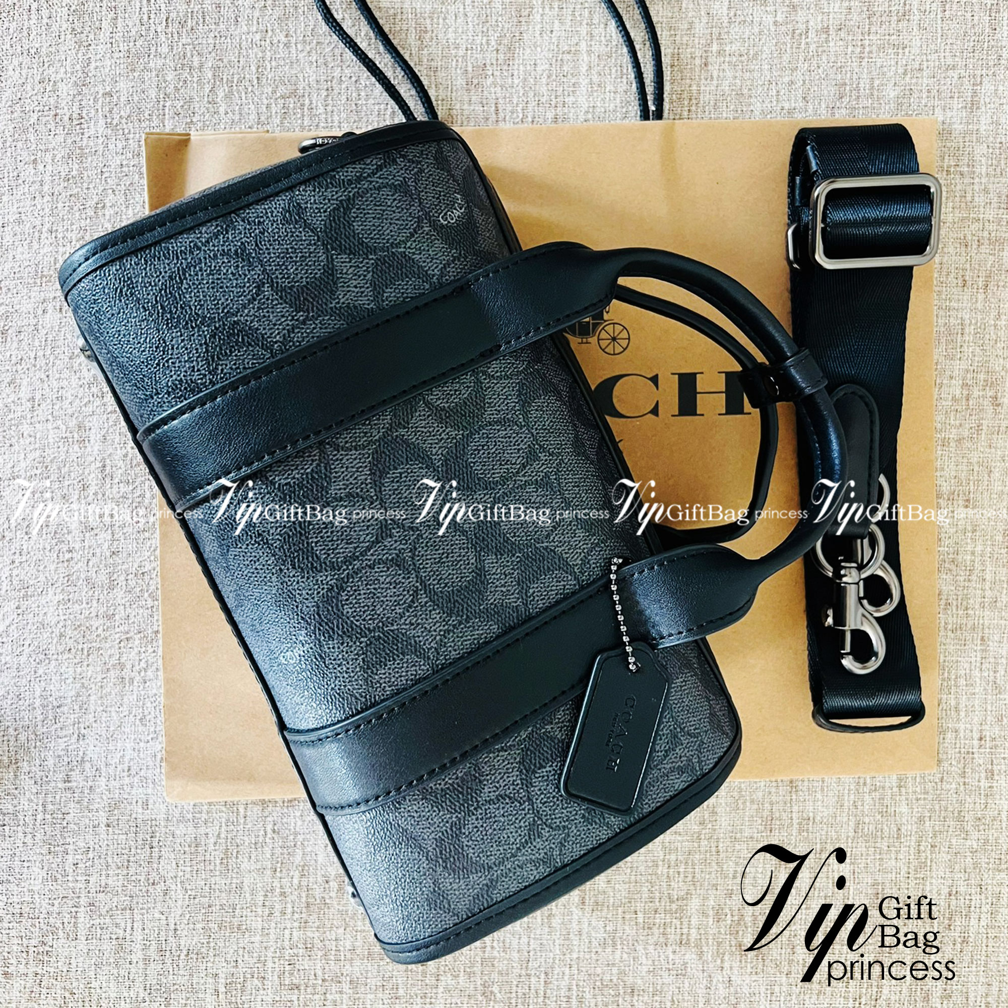 COACH GOTHAM DUFFLE 24 IN SIGNATURE CANVAS CA186 กระเป๋าทรงหมอนรุ่นใหม่สุด 2022 รุ่นนี้สามารถใช้ได้ทั้งชายหญิง หนังแท้อย่างดี นิ่มทรงสวย มากๆค่ะ เปิด-ปิดกระเป๋าแบบซิปคู่ด้านบนมีกระดุมรวบหูหิ้วให้ด้วยนะคะ ภายในกระเป๋าสามารถใส่สัมภาระที่จำเป็นในชีวิตประจำวั