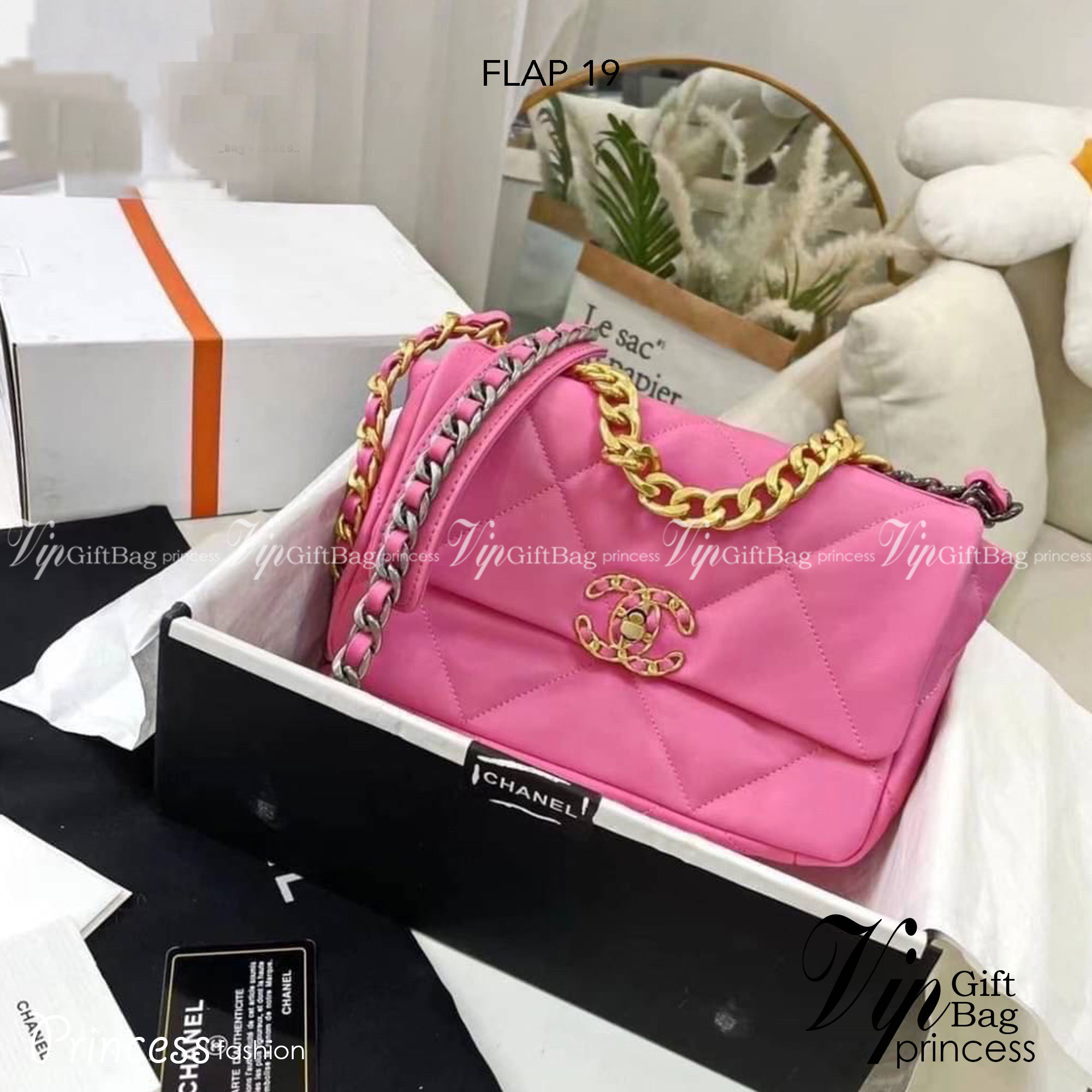 CHANEL 19 FLAP BAG กระเป๋าสะพายทรงคลาสสิค หนังนิ่ม เงาขึ้นรูปสวย ดีไซต์สายสะพายโซ่สองสีสลับหนัง ตกแต่งโลโก้แบรนด์ที่ด้านหน้าอะไหล่สีทอง สวยหรูมาแต่ไกล ด้านหลังมีช่องสำหรับเก็บของหนึ่งช่อง สามารถสะพายออกงานได้หลายโอกาส สวยงามไม่ผิดหวังค่ะ