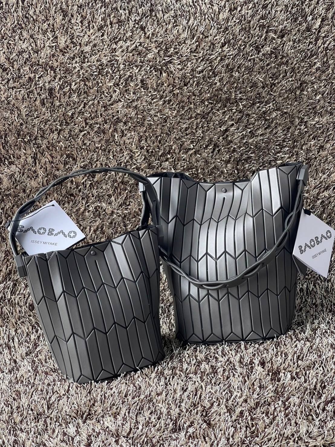 Large : Baobao Issey Miyake Large Bucket กระเป๋าบัคเก็ตขนาดใหญ่สามารถใช้ใส่ร่มพับได้หรือขวดน้ำขนาดเล็กได้ ซีรีย์ใหม่นี้มีจุดเด่นที่แผ่นรูปทรงสี่เหลี่ยมด้านขนานในแนวตั้ง เกิดเป็นรูปทรงสามมิติซึ่งแตกต่างไปจากรูปทรงที่เกิดขึ้นจากแผ่นสามเหลี่ยม หูหิ้วสามารถขย