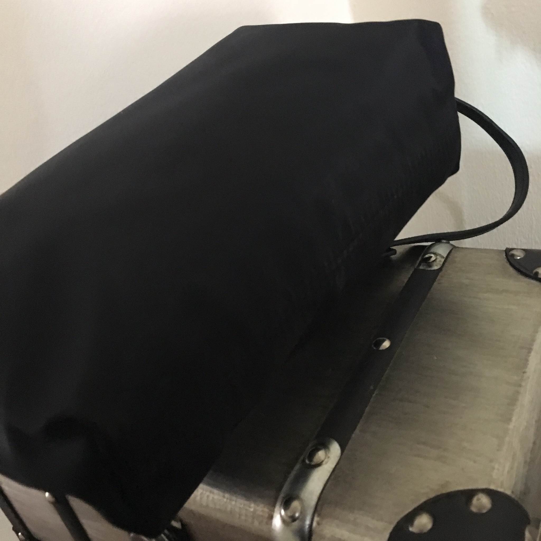 Best seller สินค้าเข้าใหม่ งานพรีเมี่ยมกิ้ฟจากเคาเตอร์ต่างประเทศ กระเป๋า สวยๆ จาก แบรนด์ PRADA เปนกระเป๋า เครื่องสำอางค์ แต่มีสายสะพายยาวให้ 2 สาย เป็นแบบคล้องแขน และสะพายข้างลำตัว เลิศมาก ใช้เป็น shoulder bag ได้เลยค่า หรือ ถือลำลองสวยๆ ก้อเลิศคะ คุ้มมาก