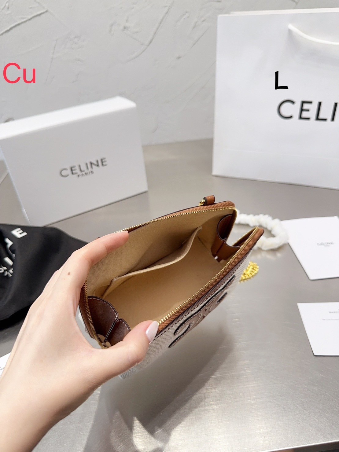 CELINE CLUTCH ON CHAIN CUIR TRIOMPHE IN TEXTILE AND CALFSKIN / CELINE POUCH กระเป๋าคลัทช์ดีไซน์เรียบหรูออกแบบมาได้อย่างลงตัว พร้อมสายสะพายโซ่ทองสุดหรู ด้วยรูปทรงที่สวยงามและทันสมัย สามารถใส่กระเป๋าสตางค์ใบสั้นหรือเครื่องสำอางค์ได้ตามขนาดกระเป๋า