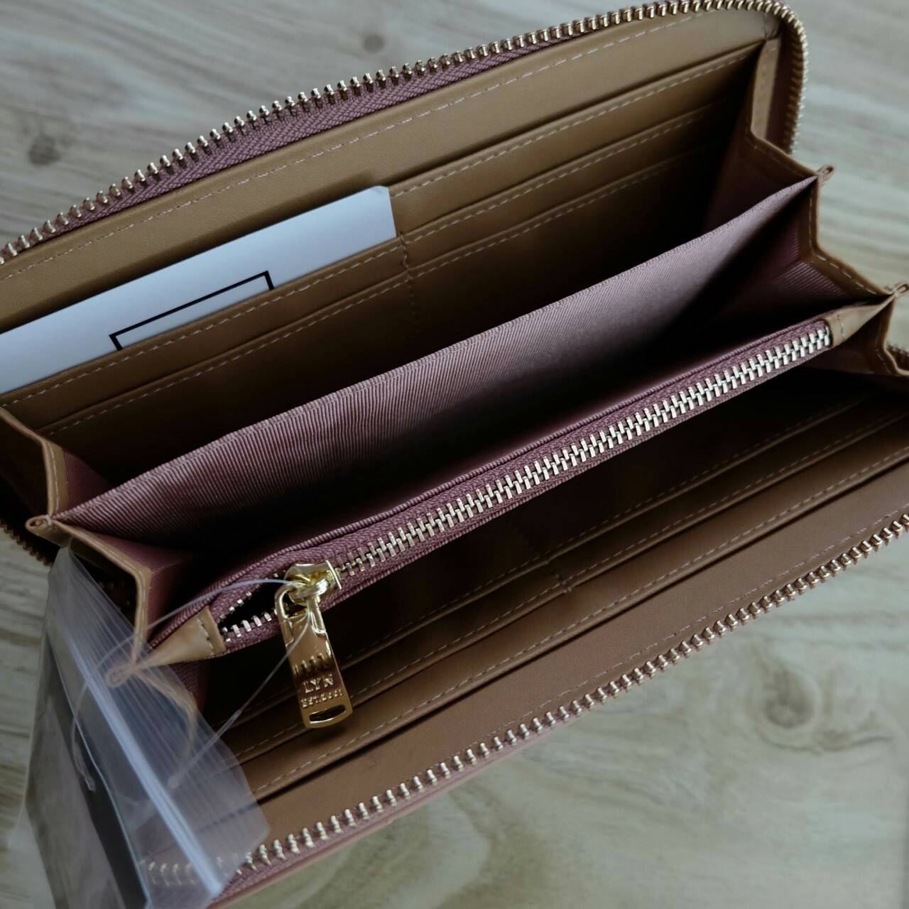 LYN Long Wallet กระเป๋าสตางค์ใบยาว วัสดุหนังลาย Saffiano - ตัวกระเป๋าเปิด - ปิดด้วยซิปรอบ - ภายในมีช่องใส่บัตรหลายช่อง มีช่องใส่ธนบัตร และช่องซิปใส่เหรียญค่ะ