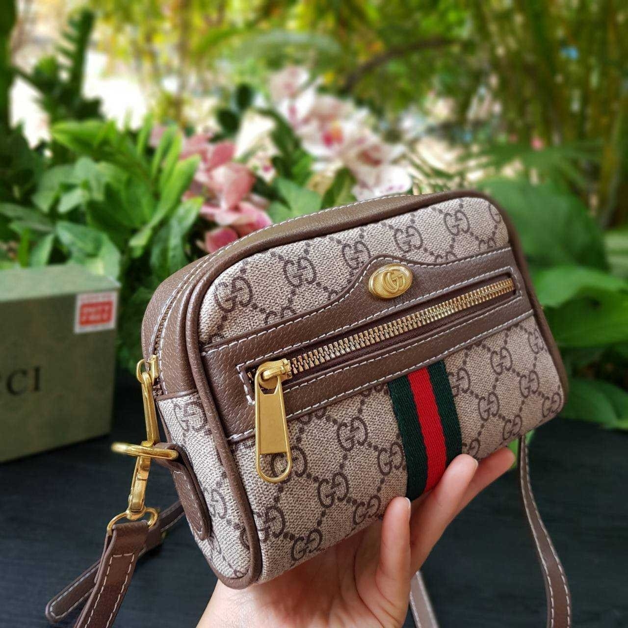 GUCCI Ophidia GG Crossbody Bag กระเป๋าครอสบอดี้ขนาดกำลังดี ดีไซน์ที่เป็นเอกลักษณ์ ใช้ได้ทุกโอกาส สายยาวปรับระดับได้ เปิด-ปิด ด้วยซิบ