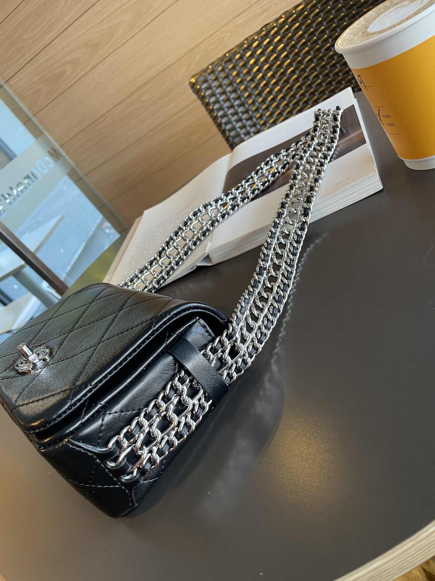 Chanel shoulder bag with chain 8" / Chanel Bag พร้อมส่ง กระเป๋าสะพาย สายโซ่อะไหล่เงินทบสามชั้น หรูหรา งานหนังเรียบสวย มาพร้อมกล่อง อปก ครบเซ็ท รอบนี้จัดราคาพิเศษสุดคุ้มค่ะ ใช้งานต่างประเทศได้ ภาพถ่ายจากงานขายจริง