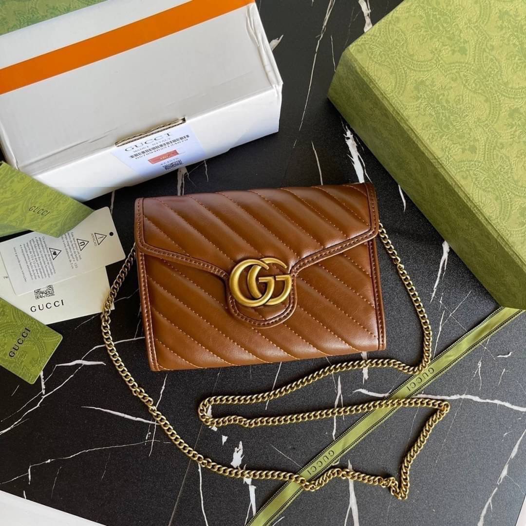 หนังแท้ GG Marmont matelassé mini bag พร้อมส่งที่ไทย GUCCI Wallet on Chain ภาพสินค้าถ่ายจากงานขายจริง รุ่นนี้หนังสวยมากค่ะ ละมุนที่สุด ใส่บัตร ใส่แบงค์ได้ รับรองว่าจะเป็นกระเป๋าที่จะหยิบใช้งานได้บ่อยๆ รับประกันความสวยปังค่าาา
