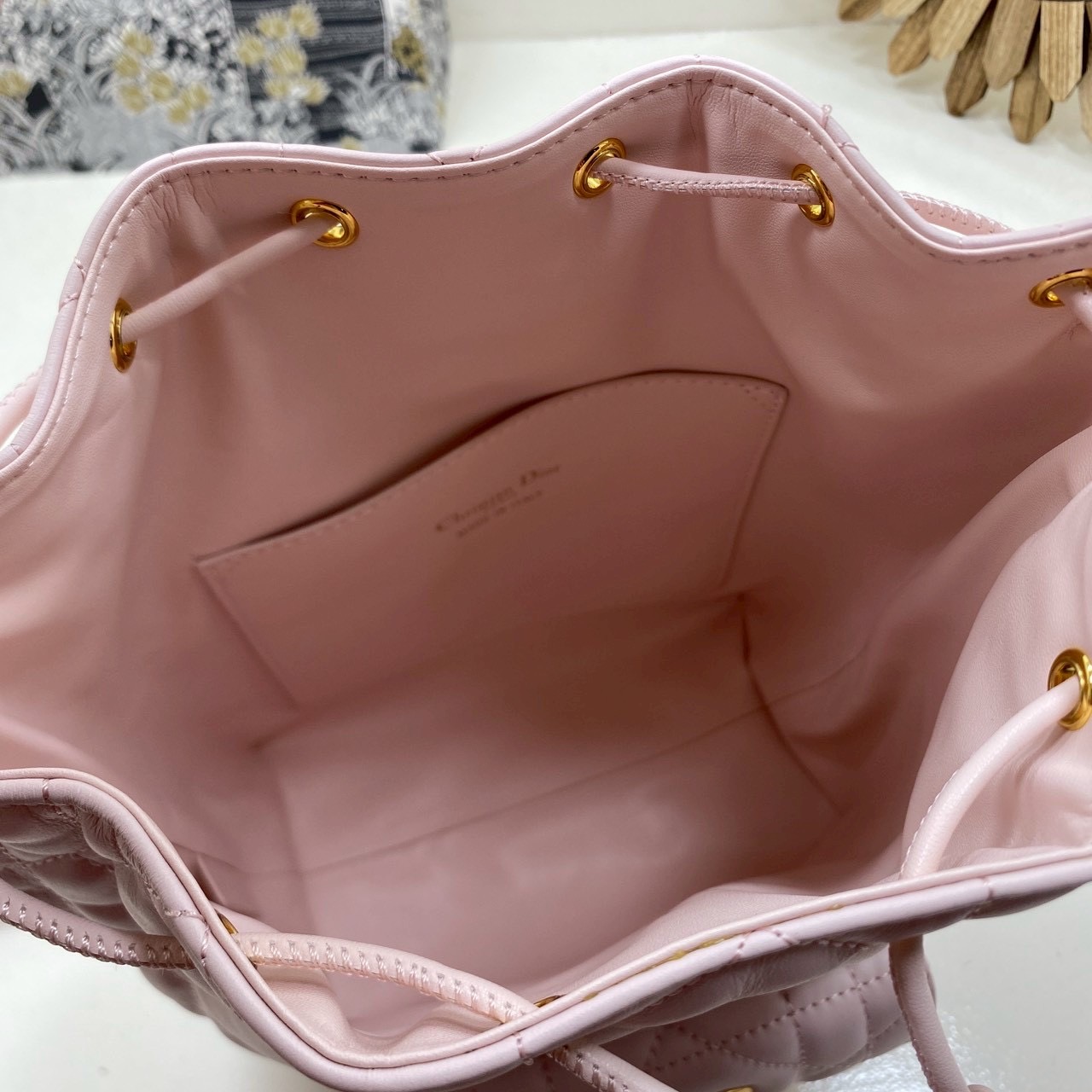 ORI หนังแท้ | Small Dior Caro bucket bag กระเป๋าทรงบักเก็ต รุ่นใหม่ประจำ Fall 2025 โดดเด่นด้วยดีไซน์ที่ทันสมัยและสง่างาม ได้รับการรังสรรค์ขึ้นจากหนังแกะสีดำเดินด้ายลาย Macrocannage พร้อมกับช่องเก็บของขนาดใหญ่แบบเชือกรูดปิด