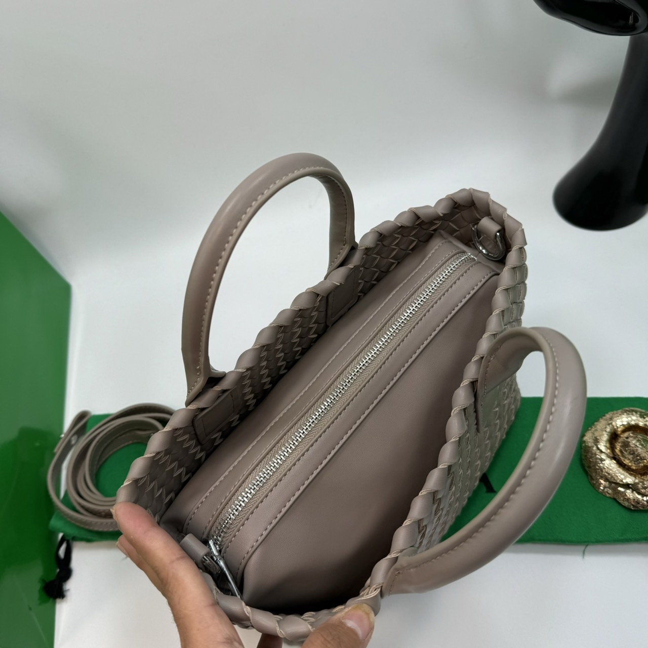 BOTTEGA MINI CABAT LEATHER TOTE BAG กระเป๋าสะพายขนาดมินิ พร้อมใบลูก ดีไซส์สานเป็นเอกลักษณ์ หนัง nappa นิ่มสวยงาม