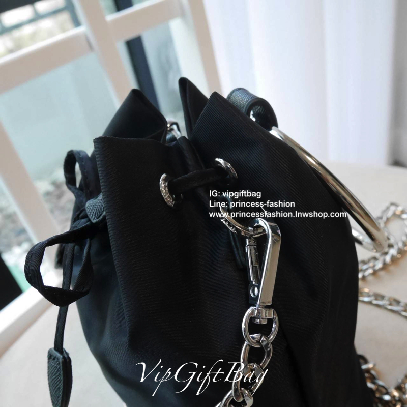 New Arrival จากแบรนด์ Prada งานพรีเมี่ยมกิ้ฟท์จากเคาเตอร์แบรนด์ต่างประเทศ กับทรงยอดฮิต ทรงจีบ มาพร้อมสายสองแบบ สายโซ่เงินยาว(ถอดออกได้) และห่วงคล้องมือ(พับลงได้ ถอดไม่ได้) ดูดีมากค่ะ วัสดุทำจากผ้าไนล่อนกันน้ำ 100% อะไหล่เงินทั้งใบ ปั้มแบรนด์ลงอะไหล่ ภายใน