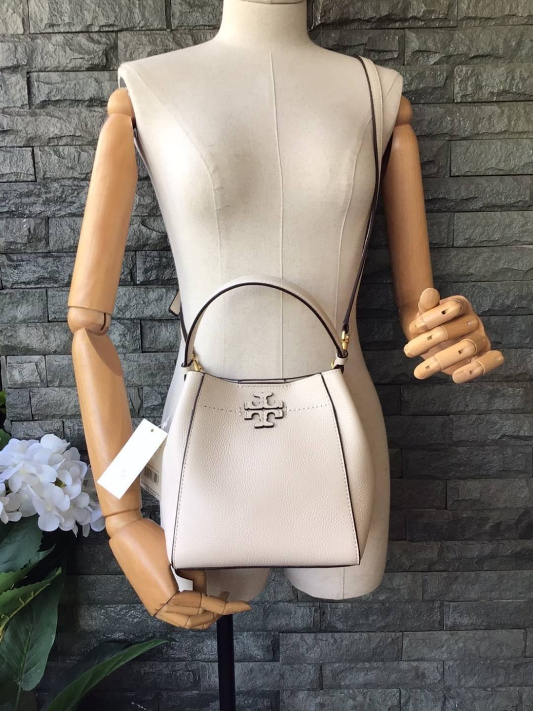 คอลเลคชั่นขายดี มากี่รอบๆ ก็หมดไวทุกรอบ!! TORY BURCH MCGRAW MINI BUCKET BAG กระเป๋าสะพาย และ ถือ คล้องแขน ทรงถัง สะพายได้ 2 ทรง ผลิตจากหนังแท้ หนังลูกวัว หนังนุ่ม หนังหอม น้ำหนักเบามากกก!! หนังลื่น นิ่มสวยมากๆ!! ด้านหน้าประดับโลโก้แบรนด์ ภายในโล่งกว้าง มี