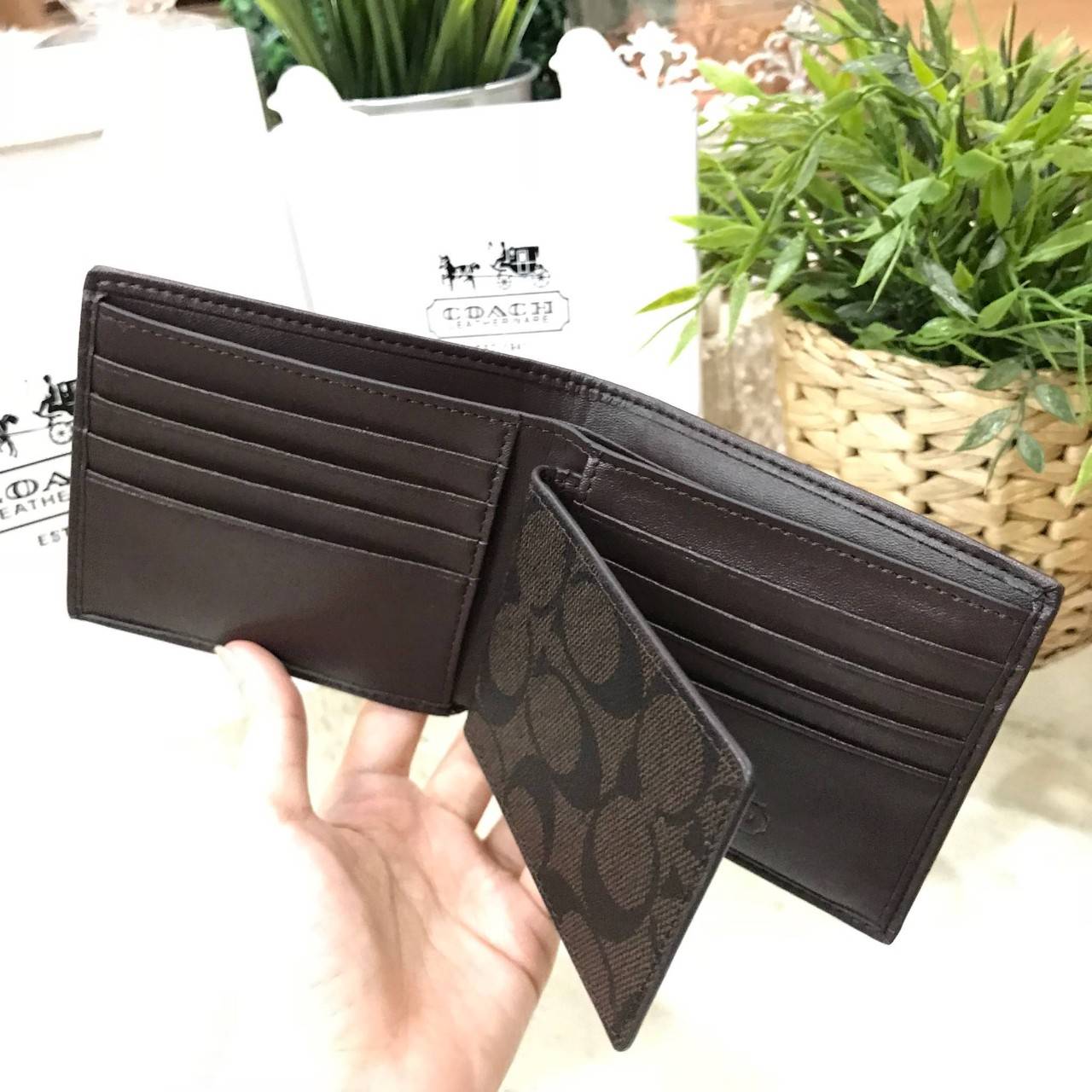 COACH SHORT WALLET WITH CARD POCKET ซื้อ1ได้ถึง2! กระเป๋าสตางค์และกระเป๋าใส่บัตรหนังปั้มลาย Signature รอบใบสวยคลาสสิค ภายในกระเป๋าสตางค์มีช่องใส่ธนบัตรแยกสองช่องเป็นสัดส่วนและมีช่องใส่บัตรหลายช่อง ซับในพิมพ์เเบรนด์ Namecard Pocket สามารถเเยกใช้ได้ มาใน CO