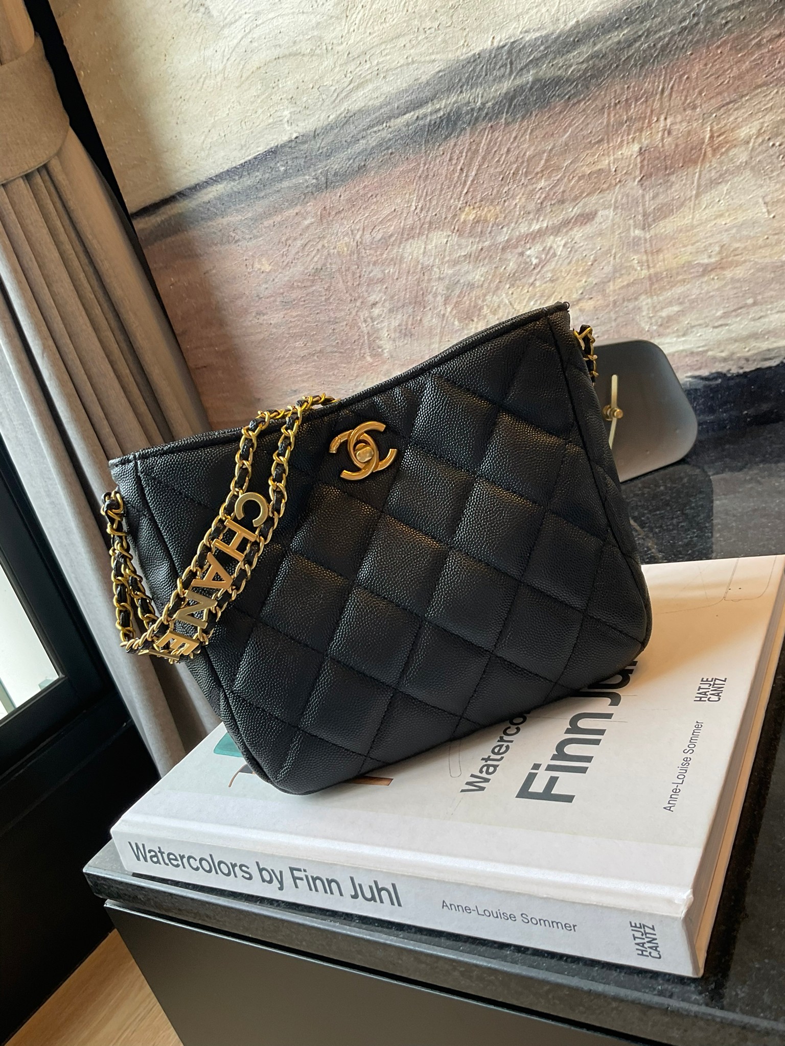 Chanel 22s small hobo bag black caviar / CHANEL VIP GIFT CAVIER BAG กระเป๋าทรงสะพายข้าง ที่กำลังมาแรงมาในตอนนี้ ตัวกระเป๋าเป็นหนังลายคาเวียร์สวยหรูมาก อะไหล่ทองวินเทจทั้งใบ ด้านหน้าประดับโลโก้แบรนด์ เปิดปิดด้วยตัวหมุนล้อค ด้านในใส่กระเป๋าสตางค์ได้ถึงใบยาว