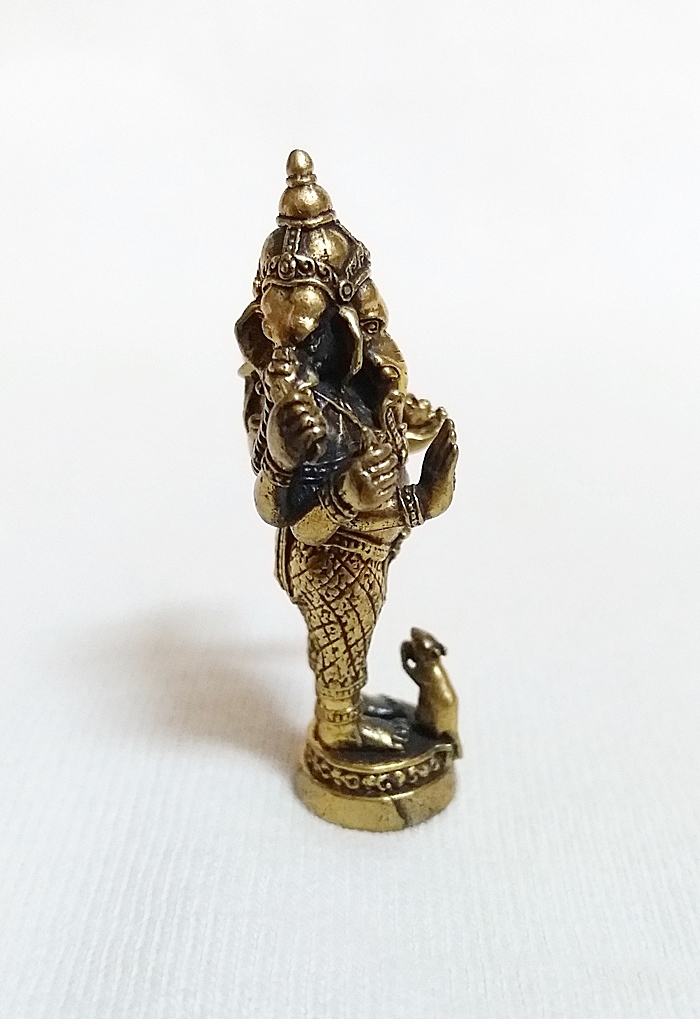 พระพิฆเณศปางตรีมุขคณปติแบบยืน สูง 3.5 เซนติเมตร (ประทานพรโชคลาภ มีอำนาจ)เนื้อทองเหลือง(ตั้งบูชาหน้ารถ)พร้อมใบคาถาค่ะ