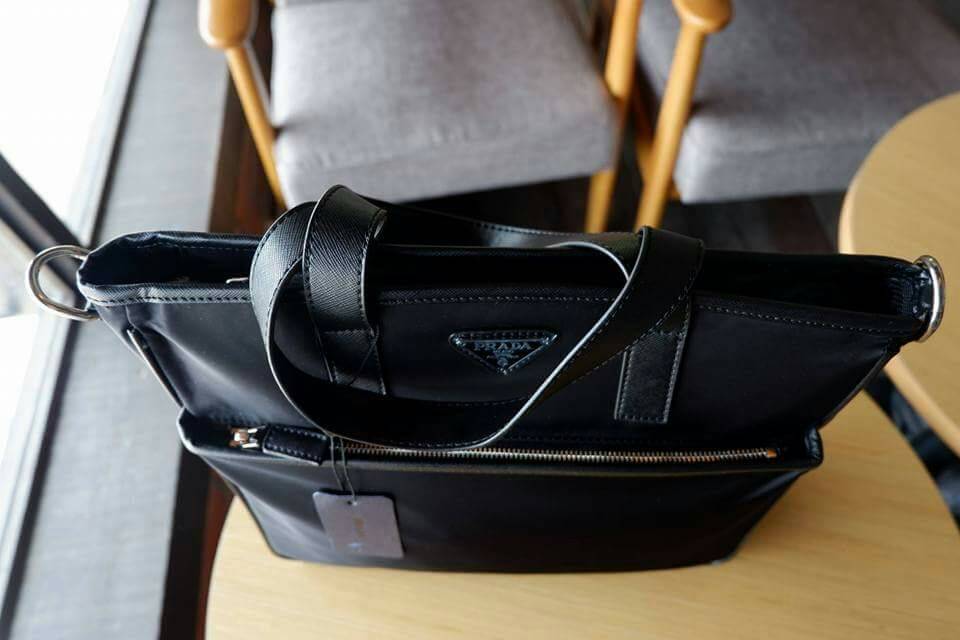 Prada tote bag เอาใจหนุ่มๆ สำหรับ messenger bag เป็นผ้าไนล่อนนาโน ตัวกระเป๋าขนาดกำลังดี สีดำสวยมาก สะพายไปทำงาน หรือเรียน เท่ห์ และคลาสสิคสุดๆ ค่ะ ✔น้ำหนักเบา จุของคุ้ม สายยาว ปรับได้ free size ✔สามารถสะพาย crossbody ได้ ใบนี้ห้ามพลาดเลย