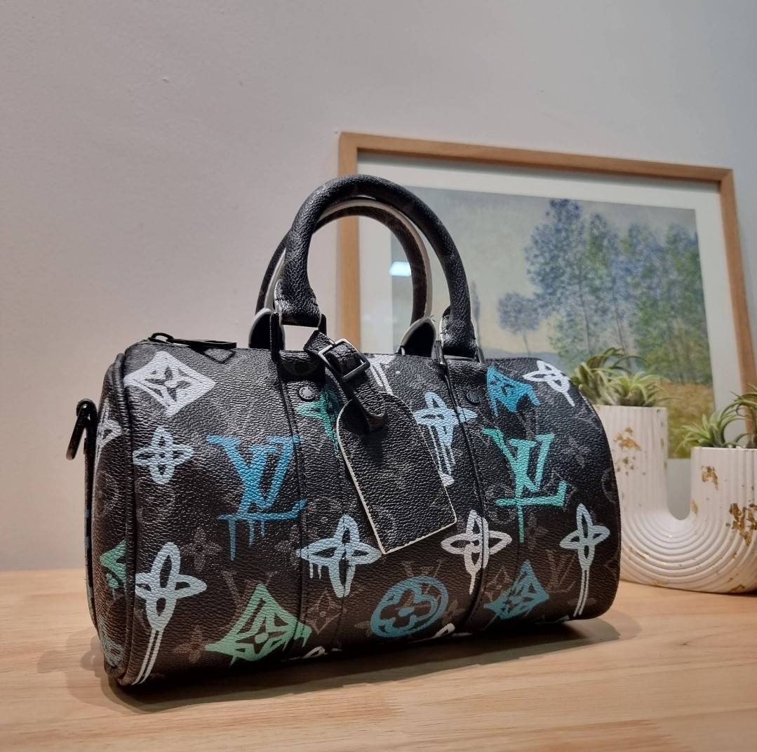 LV KEEPALL BANDOULIERE 25 MONOGRAM OTHER BAG ย่อส่วนความเท่ให้สะดวกกับชีวิตประจำวัน กับกระเป๋าสะพาย ทรงกระเป๋าเดินทางสุดคลาสสิค ด้วยดีเทลความเป็นเอกลักษณ์ เรียบแต่หรู