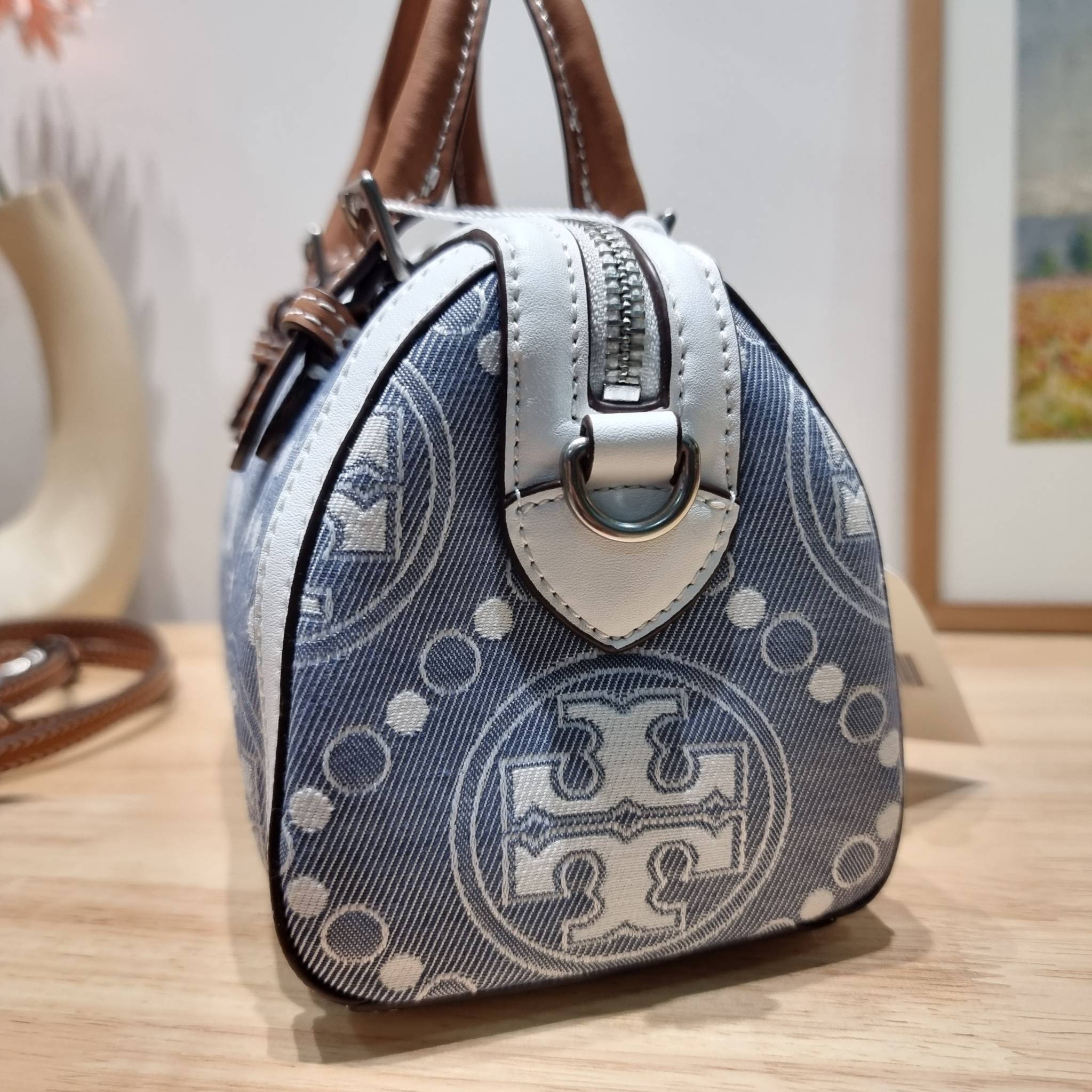 TORY BURCH Petite T Monogram Denim Barrel Bag / TORY BURCH MINI T MONOGRAM DENIM TOTE คอลเลคชั่นใหม่รับซัมเมอร์นี้ กับกระเป๋าสะพายทรงโท้ท ไซส์มินิ ดีไซน์โทนสีฟ้า สวยคม