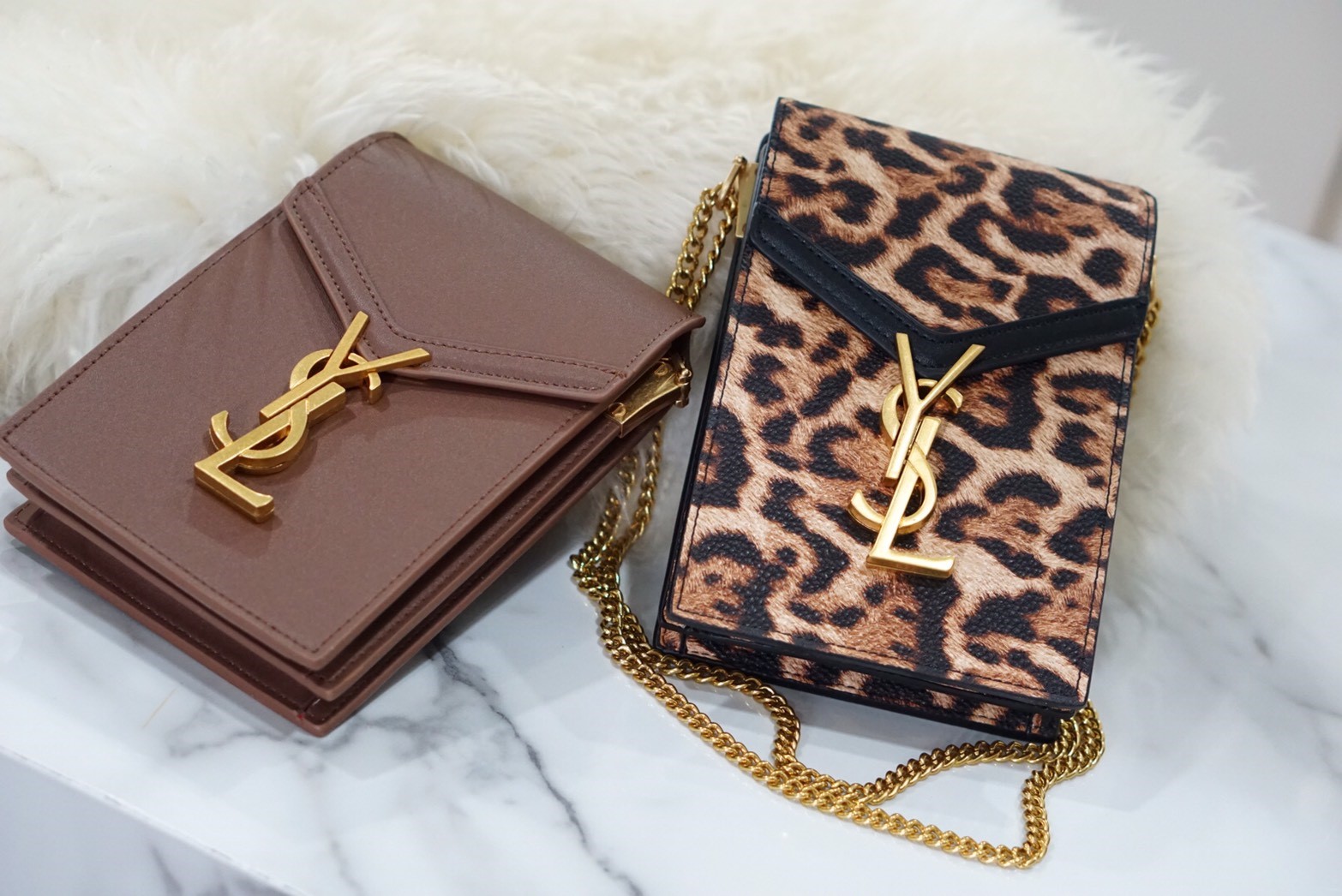 VIP 】YSL SAINT LAURENT CRASSANDA MONOGRAM PHONE BAG 5สี พร้อมส่งที่ไทย ที่นี่ที่เดียว กระเป๋าสะพายครอสบอดี้ขนาดกำลังน่ารักเลยย ทรงสูงใส่โทรศัพท์ได้ทุกรุ่น งานหนังเรียบสวย อะไหล่ทองรมควันหรูมากๆ สะพายดึงได้ทั้งสั้น ยาว ช่องด้านในแบ่งช่อง หยิบของสะดวกค่า ไม