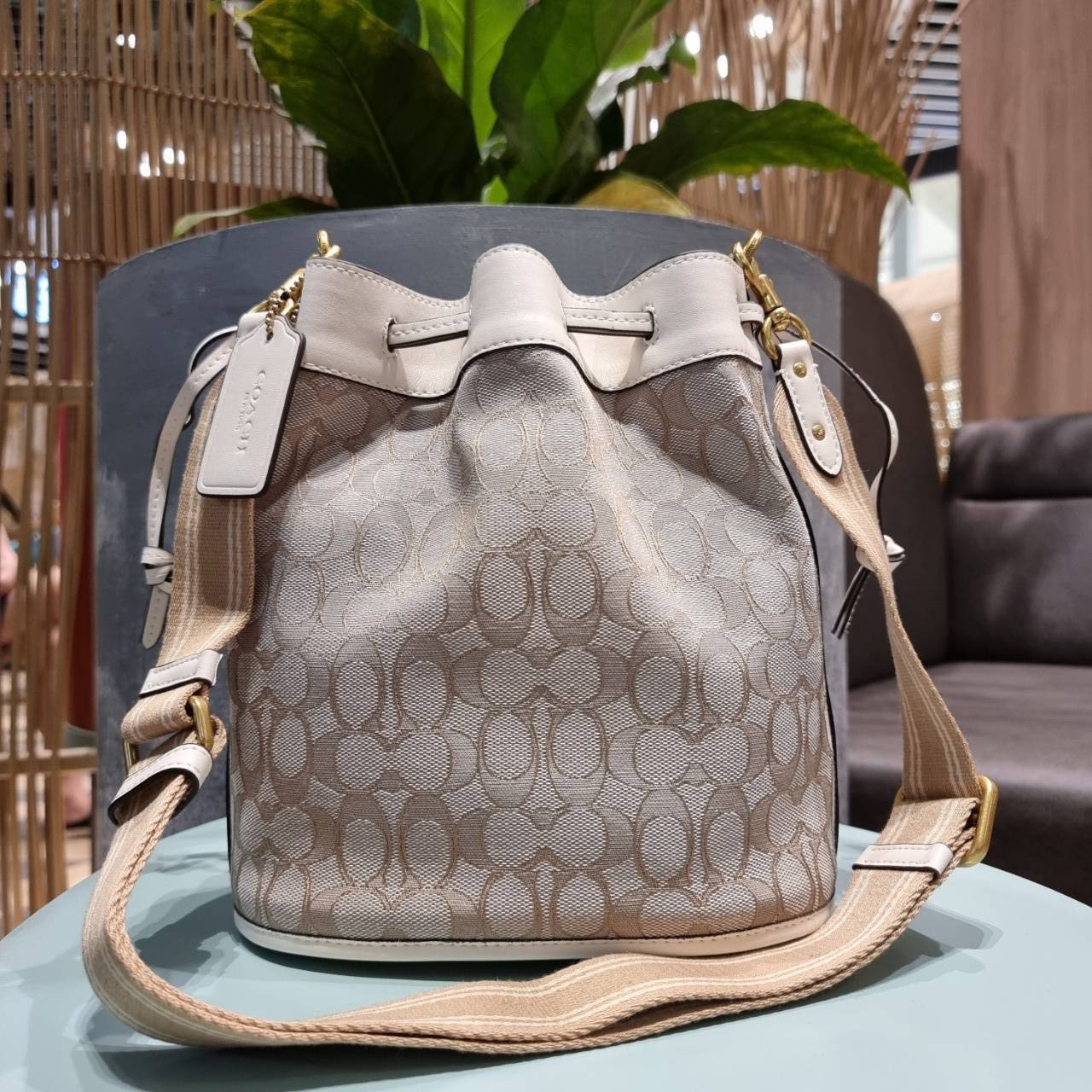 COACH C3853 FIELD BUCKET BAG IN SIGNATURE JACQUARD กระเป๋าสะพายทรงบัคเก็ต รุ่นใหม่ล่าสุด ดีไซน์ลายซิกเนเจอร์บนผ้า jacquard สวยคม เป็นเอกลักษณ์ไม่ซ้ำใคร มาพร้อมสายสะพายผ้าสปอร์ต และสายสั้นสำหรับคล้องแขนได้ สามารถรูดปิดปากกระเป๋าด้วยหนังรอบใบ เพิ่มดีเทลให้ต