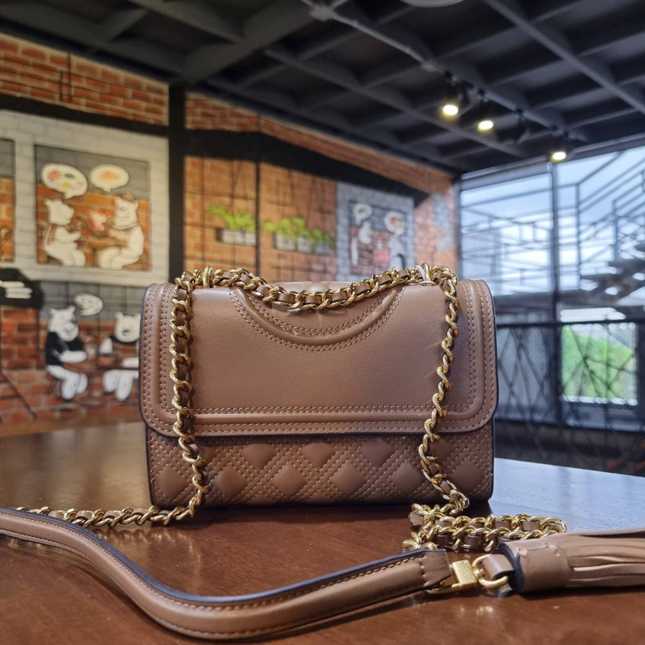 TORY BURCH FLEMING SMALL CONVERTIBLE SHOULDER BAG แรร์ไอเท็ม สีมาใหม่ นิวซีซั่น สวยหรู ดูผู้ดีสุด!! กระเป๋าสะพายข้าง ไซส์กำลังดี สวยอยู่ทรง ดีไซน์ตอบรับไลฟ์สไตล์สาวๆได้เป็นอย่างดี วัสดุหนังแท้เต็มใบ เปิด-ปิดด้วยแถบแม่เหล็ก ด้านหลังมีช่องเก็บของได้ ภายในมี