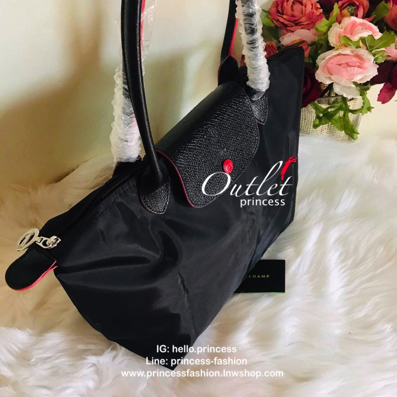 Size : M Longchamp Le Pliage Club Tote Bag กระเป๋าสะพายรุ่นยอดนิยม วัสดุเนื้อผ้า Nylon Canvas เคลือบกันนำ้ ตัดด้วยหนังแท้ น้ำหนักเบา ดีไซน์เรียบง่ายแต่เต็มไปด้วยความคลาสสิก เป็นที่ชื่นชอบไปทั่วโลก Longchamp ปรับโฉม LE PLIAGE ด้วยการปักลายรูปม้า-ตราสัญลักษ