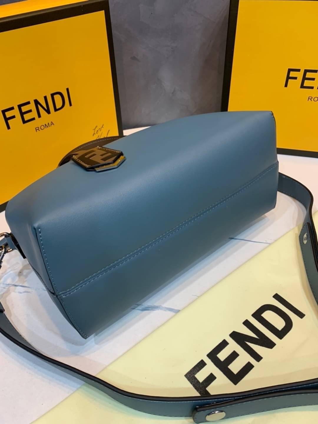 FENDI By The Way tote น้องงกลับมาแล้วว ใครรออยู่ห้ามพลาดจร้าา สวยๆอย่างนี้อดใจยังไงไหว!! กระเป๋ารุ่นที่ไม่ว่าจะใช้แบบหิ้วหรือสะพายข้างก็สวยทุกลุค แถมแมทกับชุดได้ง่าย เหมาะกับทุกๆวัน สินค้าพร้อมส่ง มีจำนวนจำกัด