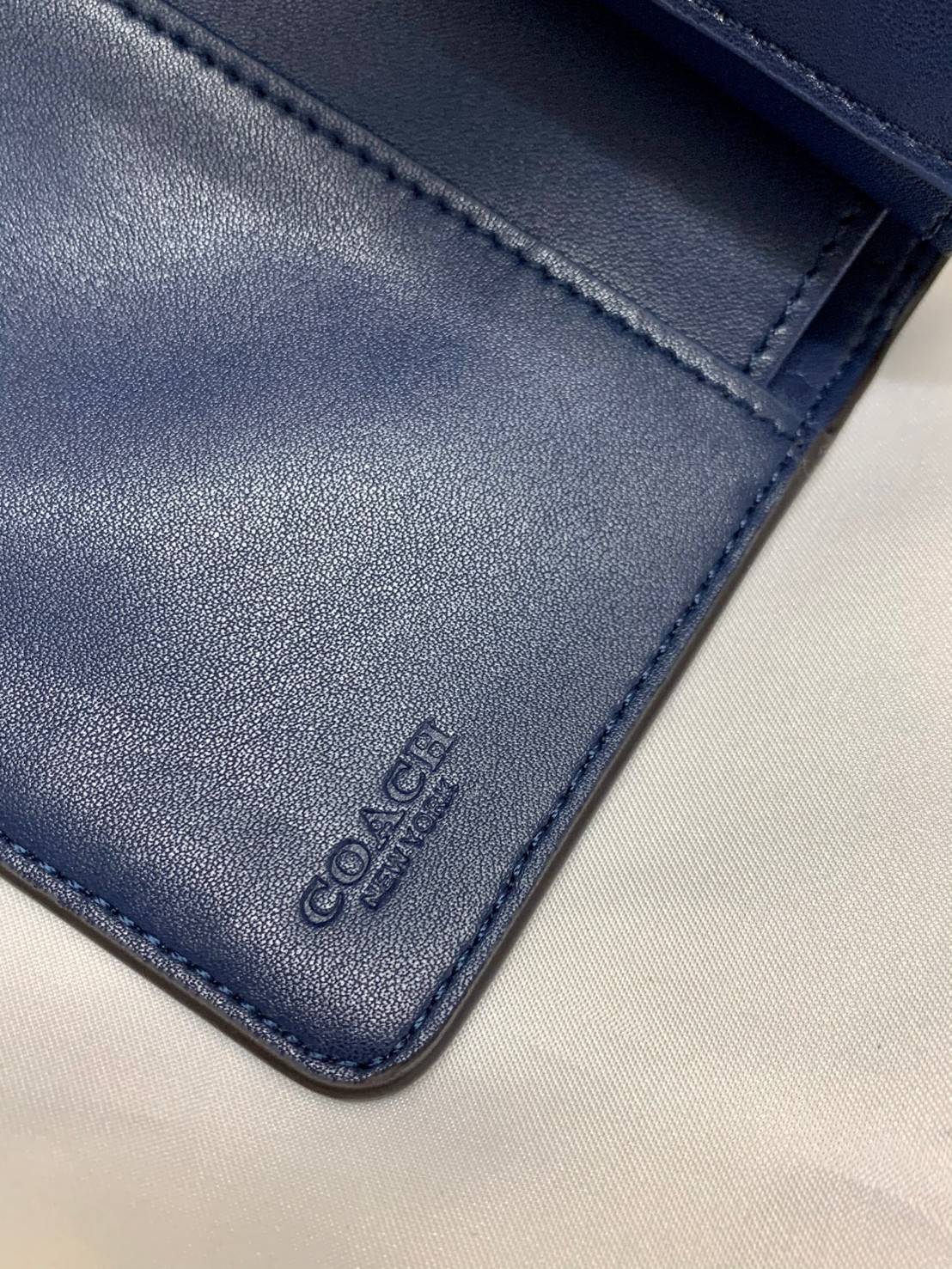 สวยมากๆ ห้ามพลาดเลยนะคะ! COACH MEDIUM CORNER ZIP WALLET IN SIGNATURE ((C4768)) พร้อมส่งค่ะ! กระเป๋าเงินใบขนาดกลางๆ กำลังดี หนังแท้ลายฉลุรูปตัวC ทั้งใบ สวยงามน่าใช้มากๆ ภายในมีช่องเสียบบัตรได้ถึง10ช่อง//ช่องใส่ธนบัตรหนึ่งข่องสามารถใส่แบงค์พันตามยาวได้เลยค่