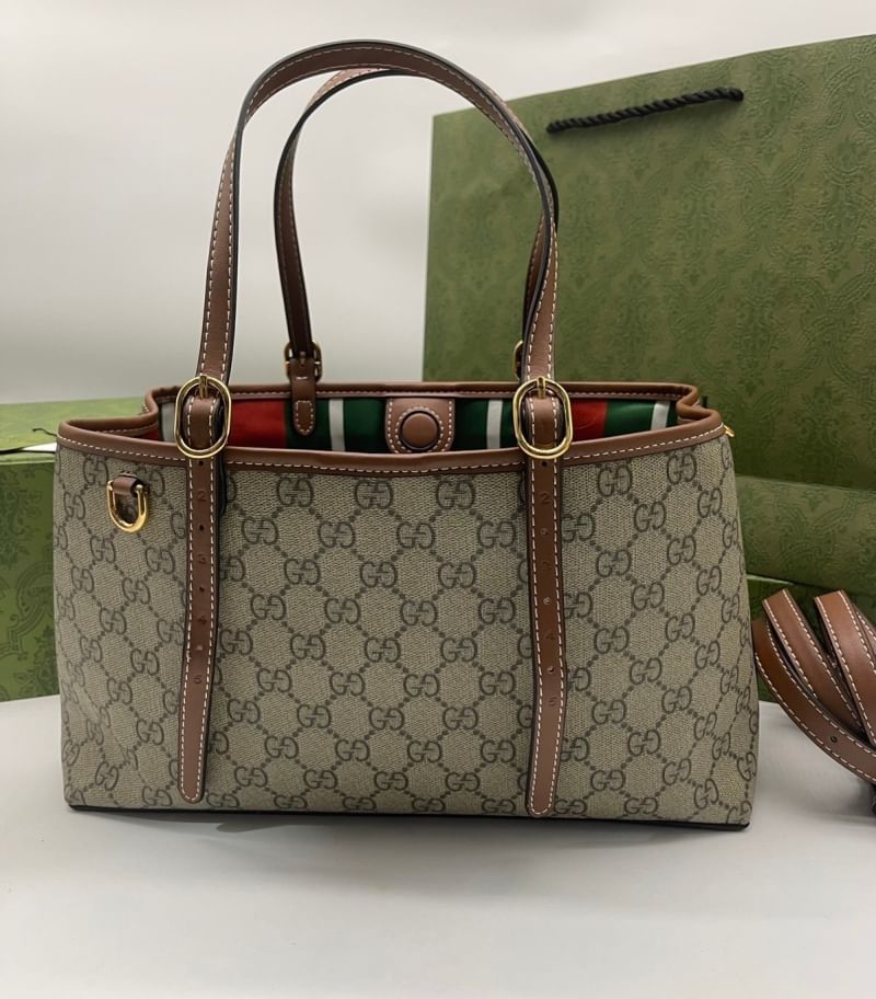 GUCCI GG Emblem small tote bag กระเป๋าทรงโท้ทสะพายไหล่รุ่นใหม่ ขนาดกำลังสวย ใส่ของได้แบบจุกๆ หูสะพายปรับและถอดออกได้ เก๋มากๆ คลาสสิคไม่มีเบื่อ