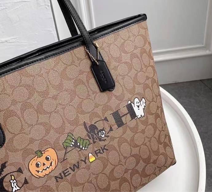 COACH CITY TOTE IN SIGNATURE CANVAS WITH HALLOWEEN (C5714)