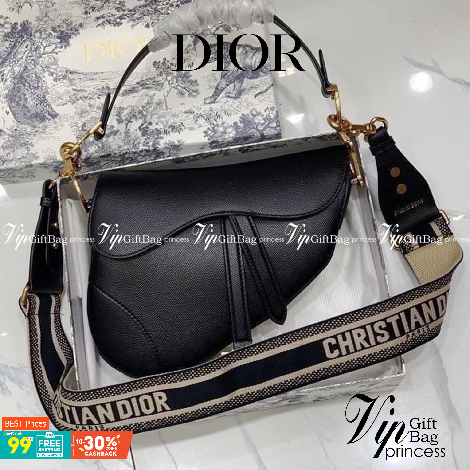 หนังแท้ DIOR SADDLE BAG Black Goatskin กระเป๋ารุ่นยอดนิยมตามแบบฉบับแบรนด์ งานทอลายคมชัด ใช้งานได้ 2 แบบ สะพายยาว CROSSBODY และสายสั้นถือได้เก๋ๆ ลุคนี้คูลสุดๆ เลยค่าา ภาพถ่ายจากสินค้าจริง! สวยมาก พร้อมส่งที่ไทยราคาสุดคุ้ม สาวๆ ห้ามพลาดค่ะ!
