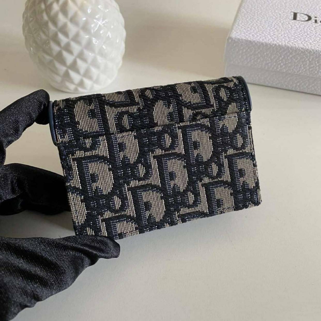 VIP 】DIOR MONOGRAM SADDLE FLAP CARD HOLDER กระเป๋าใส่บัตร ใส่เหรียญ วัสดุหนังแท้ และผ้า Jacquard อย่างดี ทอสวยงามที่สุด ผสมผสานความสง่างามและคลาสสิกที่เข้ากับยุคสมัย ด้านหน้าโดดเด่นด้วยซิกเนเจอร์ของ Christian Dior อะไหล่สีทองอ่อน เงางาม เป็นอีกหนึ่งรุ่นที